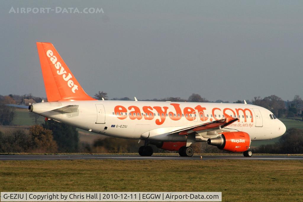 G-EZIU, 2005 Airbus A319-111 C/N 2548, easyJet A319 backtracking before departure from RW26