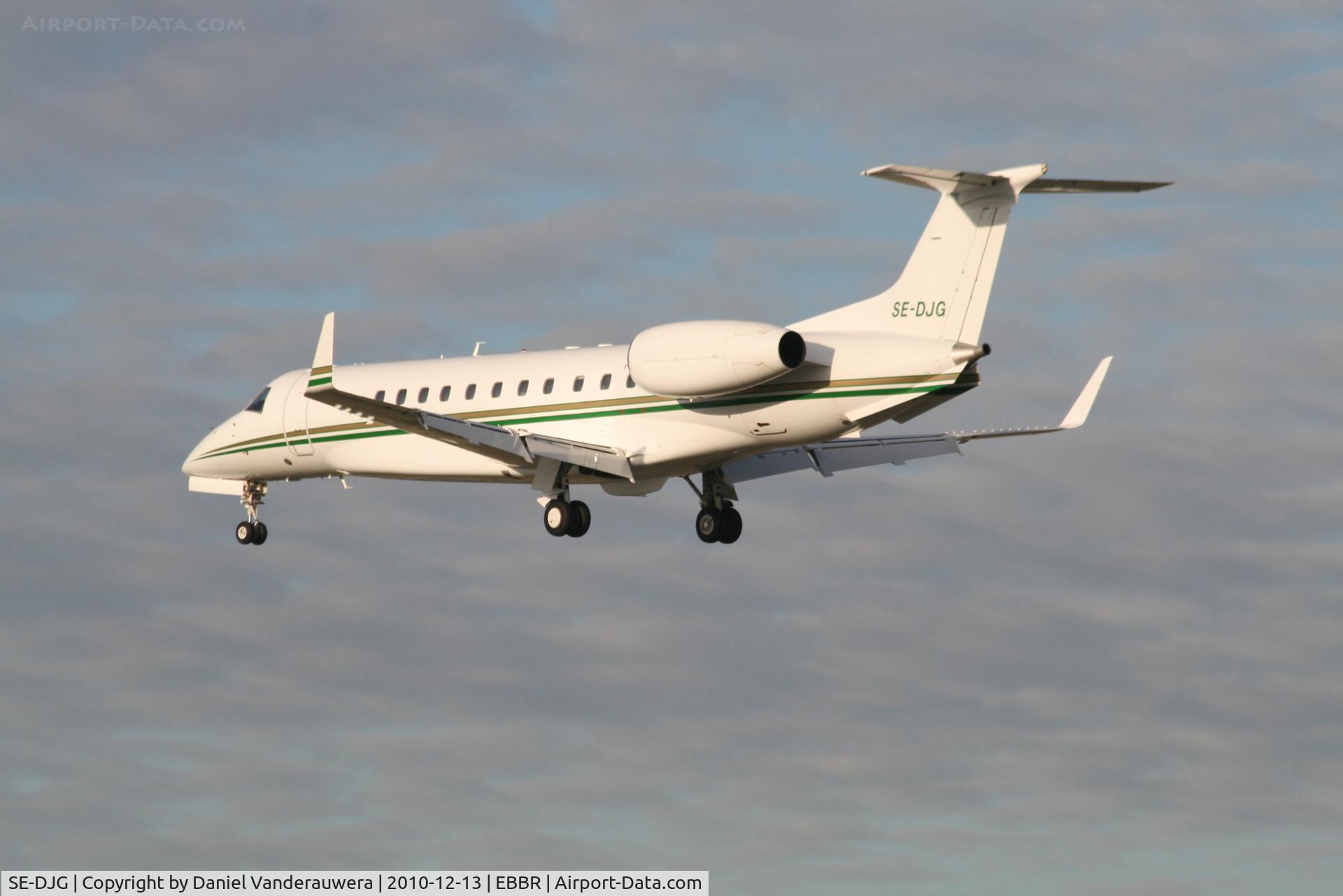 SE-DJG, 2008 Embraer EMB-135BJ Legacy C/N 14501042, Descending to RWY 25L