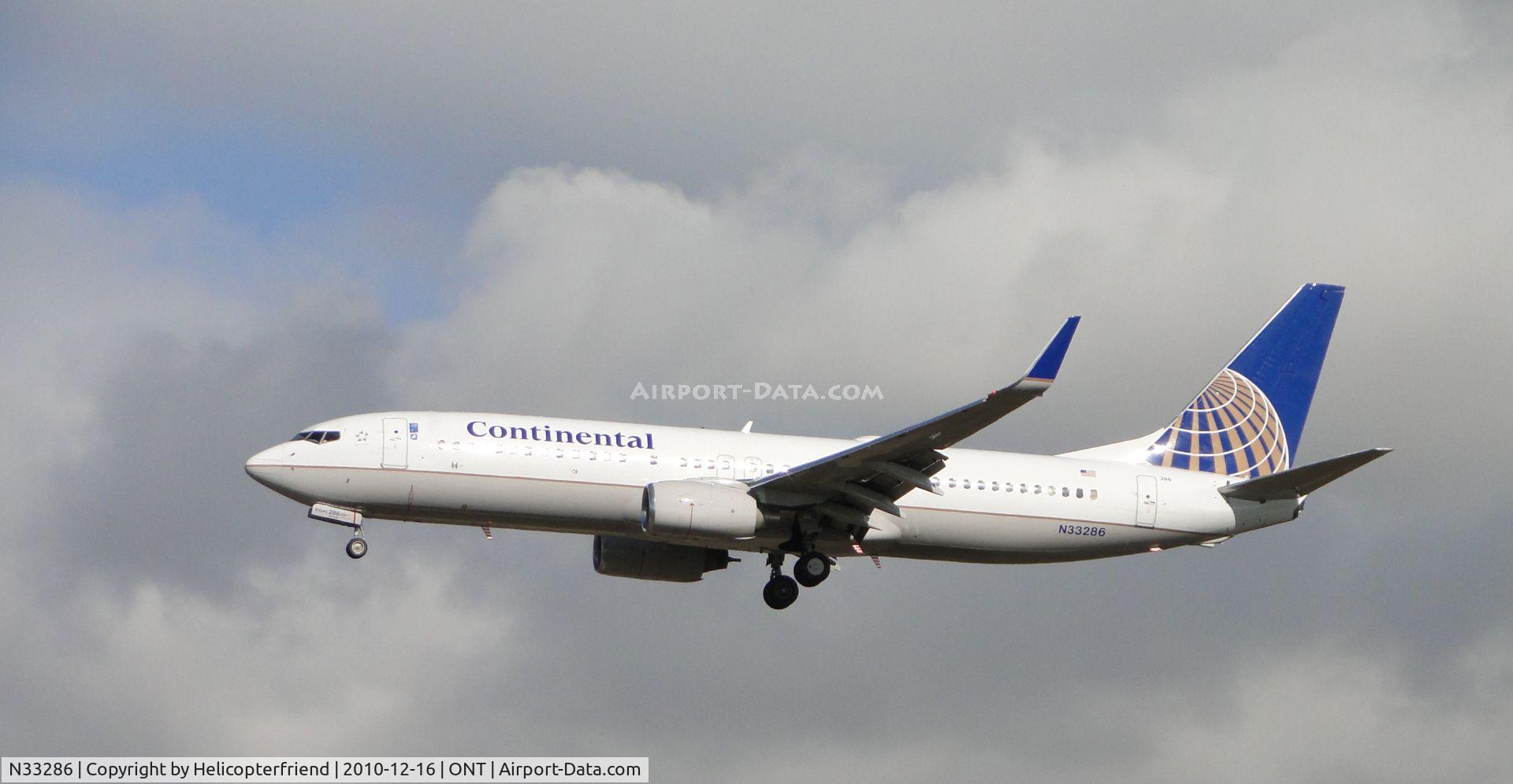 N33286, 2004 Boeing 737-824 C/N 31600, On finall approach to runway 26R