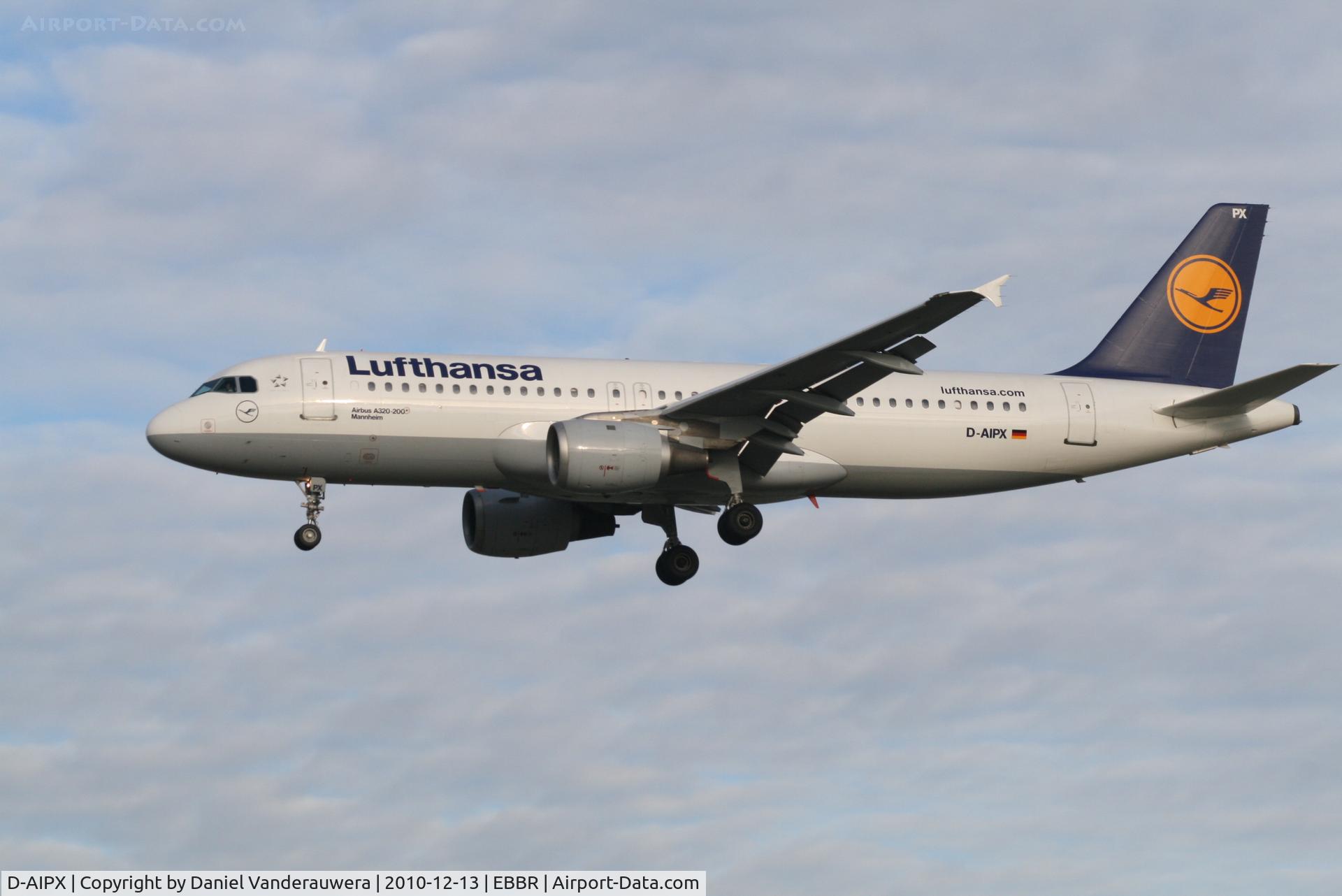 D-AIPX, 1990 Airbus A320-211 C/N 147, Arrival of flight LH2284 to RWY 25L