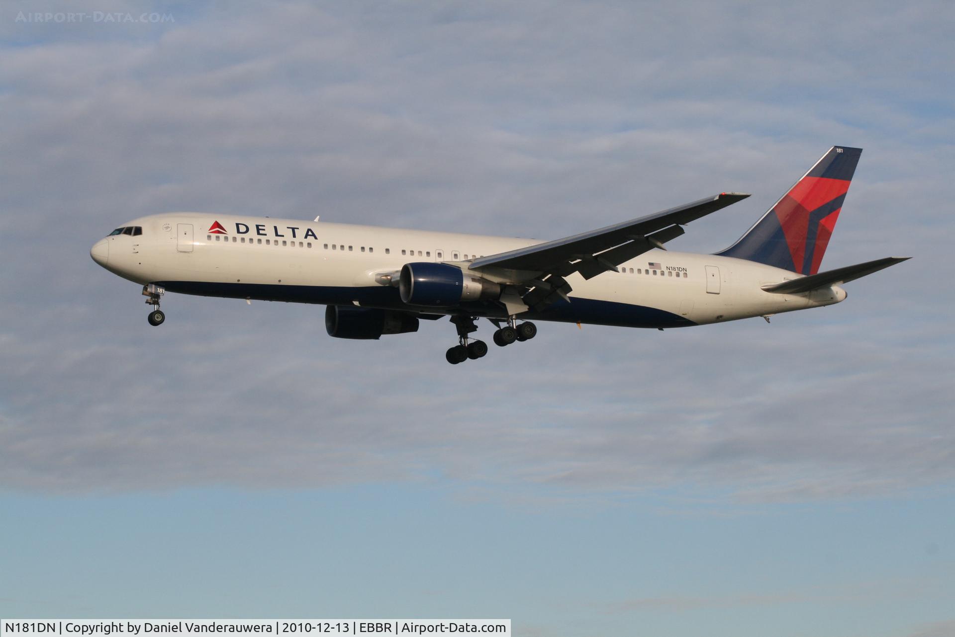 N181DN, 1992 Boeing 767-332 C/N 25986, Arrival of flight DL124 to RWY 25L