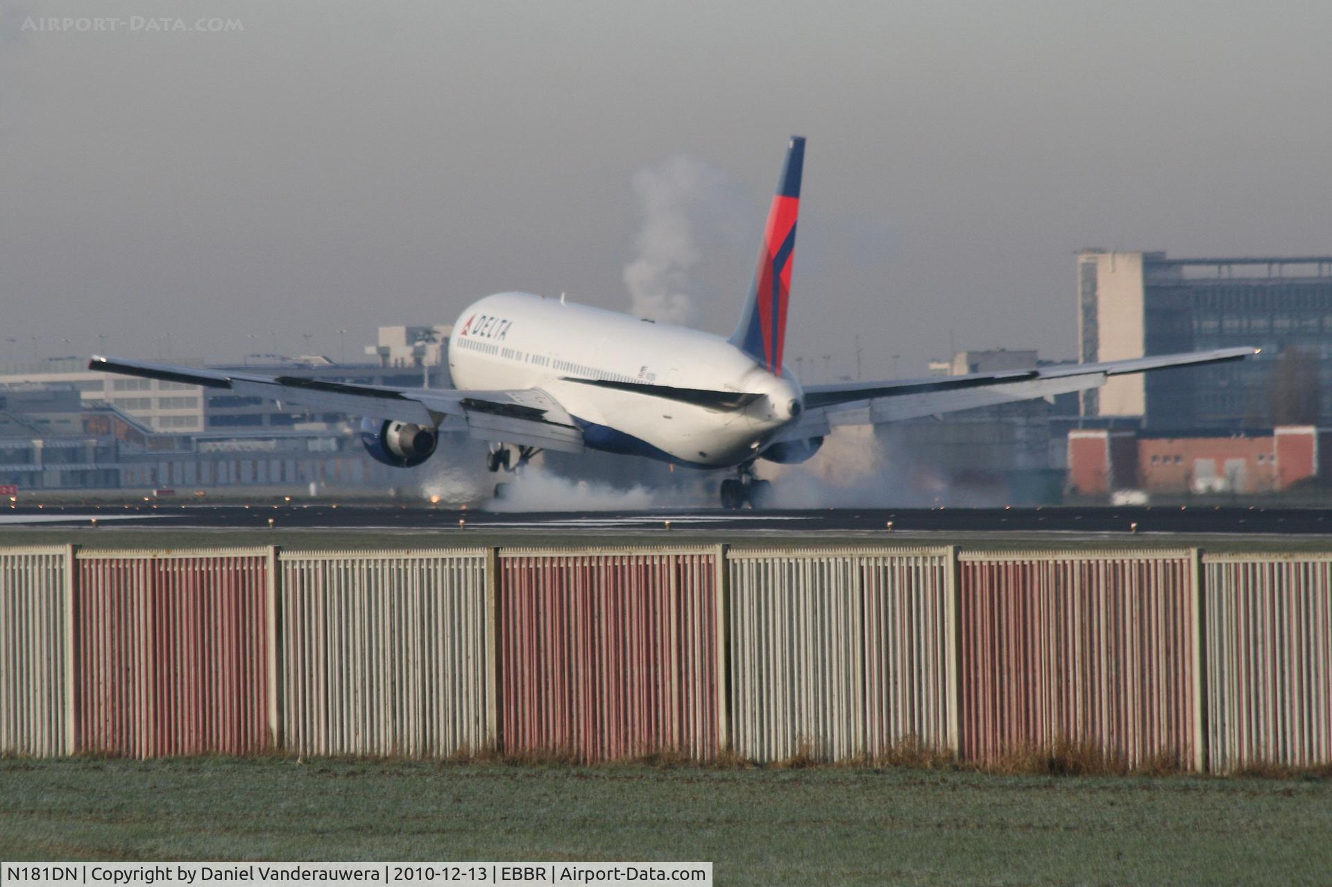 N181DN, 1992 Boeing 767-332 C/N 25986, Flight DL124 is landing on RWY 25L