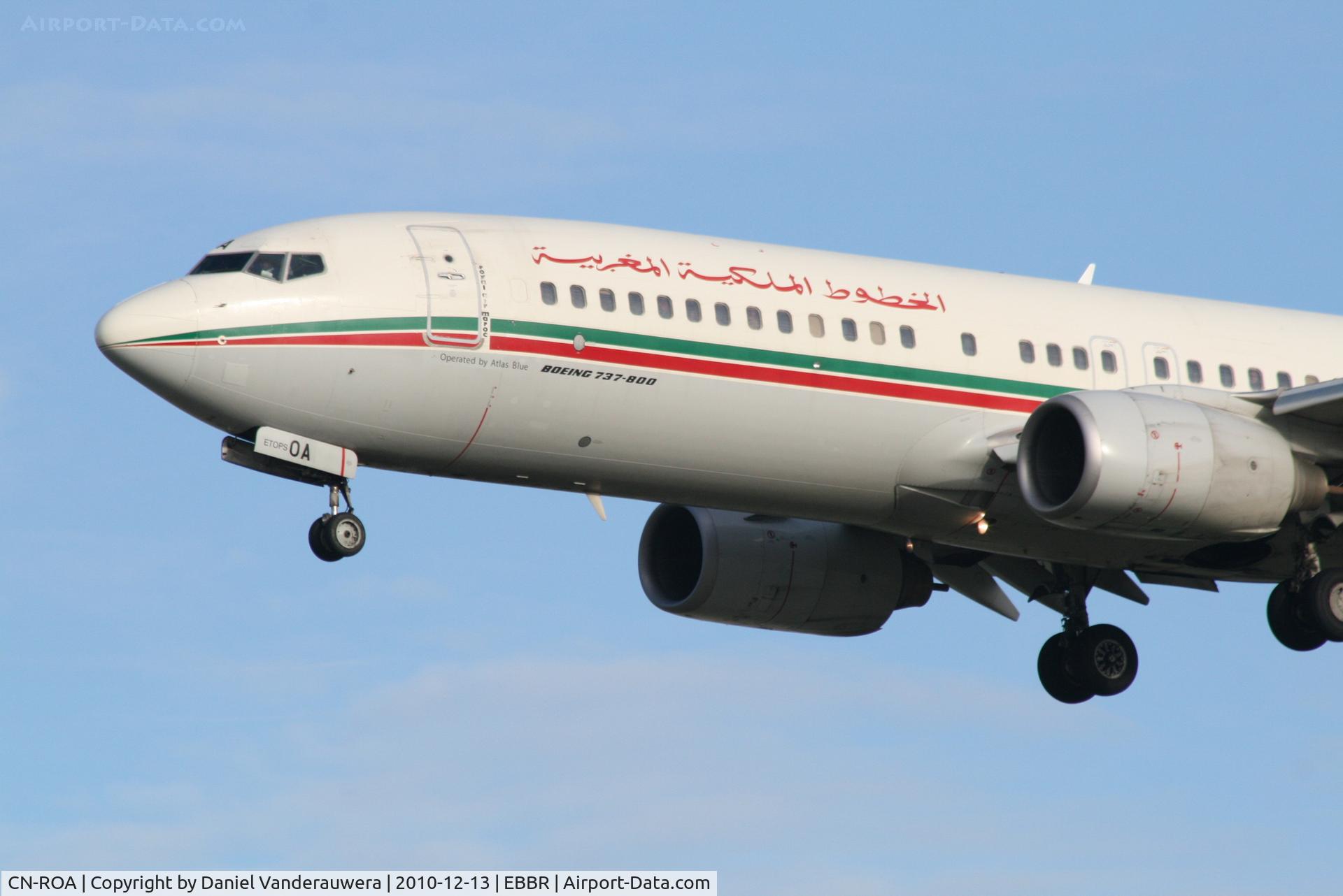 CN-ROA, 2004 Boeing 737-8B6 C/N 33059, Arrival of flight AT680 to RWY 25L