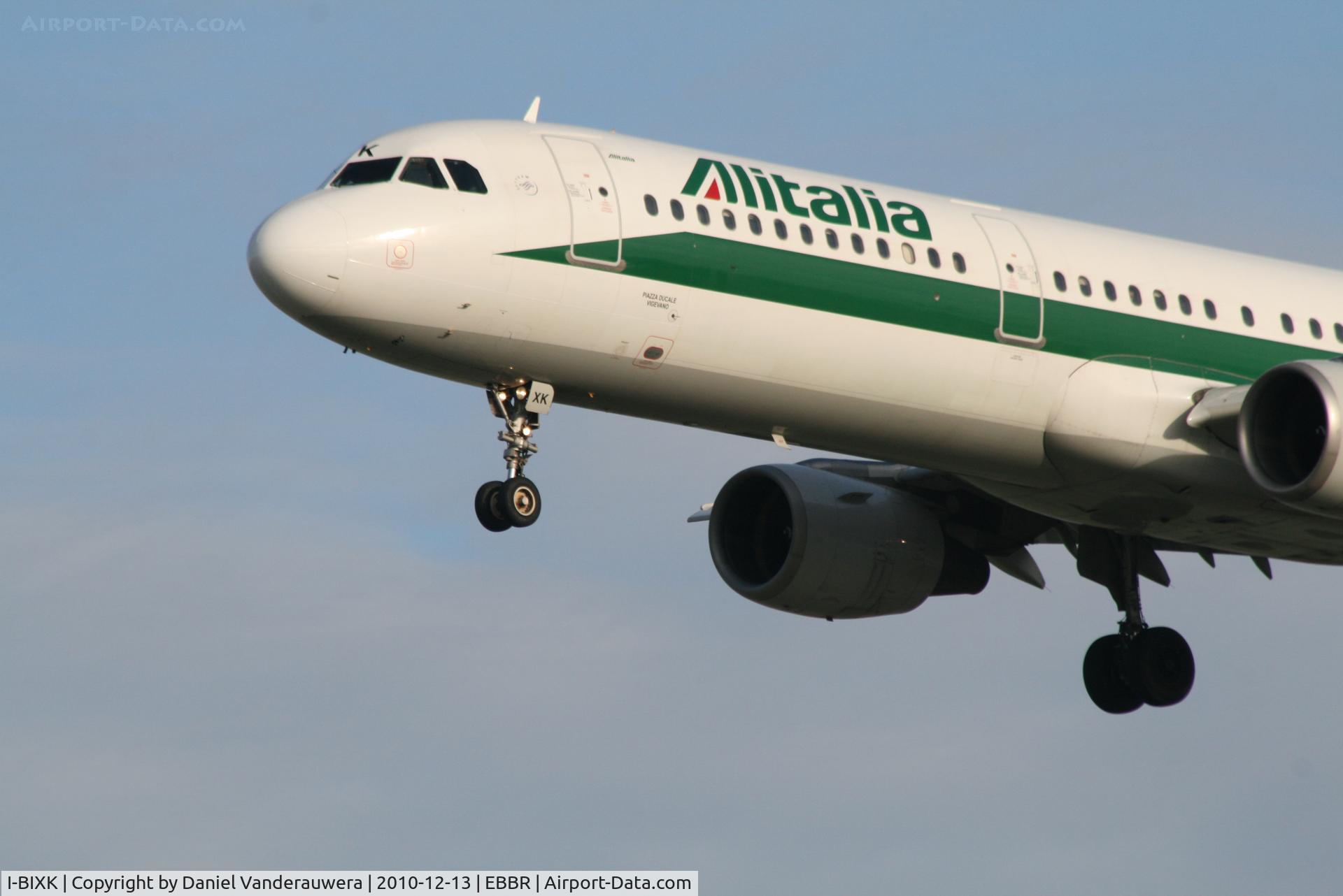 I-BIXK, 2000 Airbus A321-112 C/N 1220, Arrival of flight AZ156 to RWY 25L