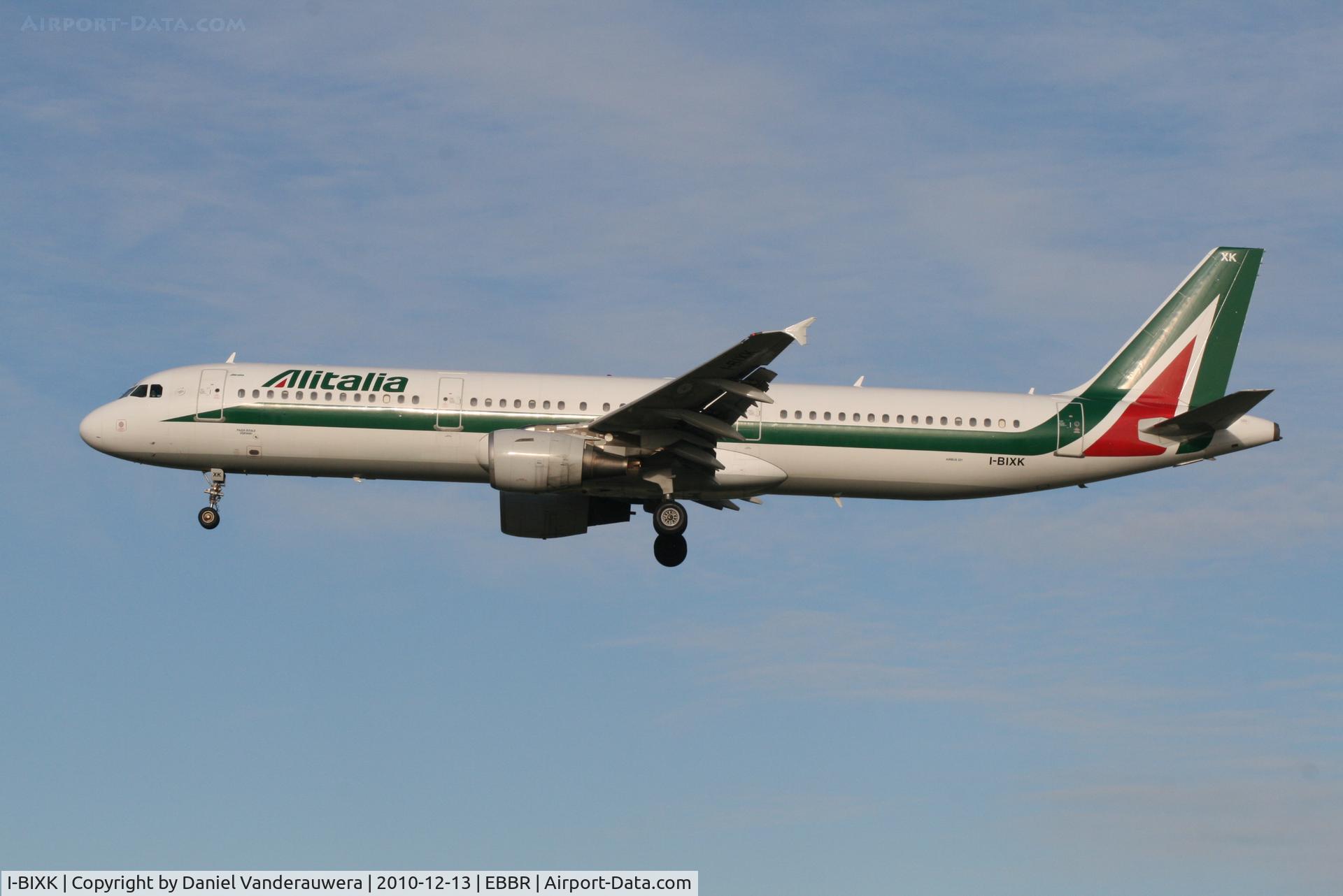 I-BIXK, 2000 Airbus A321-112 C/N 1220, Flight AZ156 is descending to RWY 25L