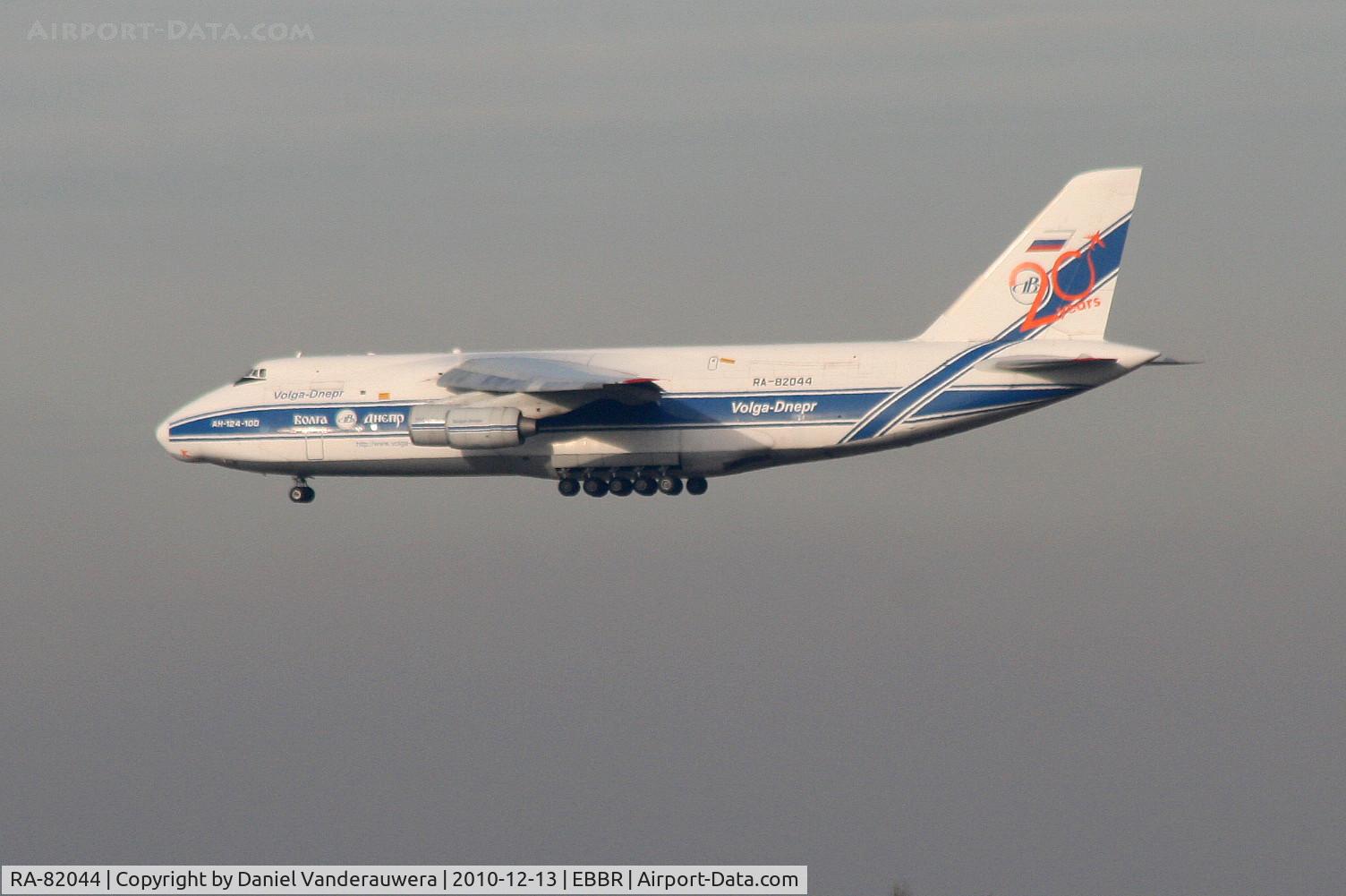 RA-82044, 1991 Antonov An-124-100 Ruslan C/N 9773054155109, Descending to RWY 25R