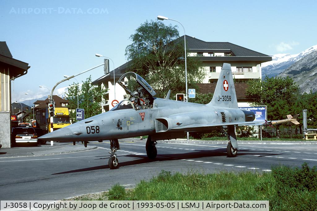J-3058, Northrop F-5E Tiger II C/N L.1058, Fortunately the traffic lights are red...