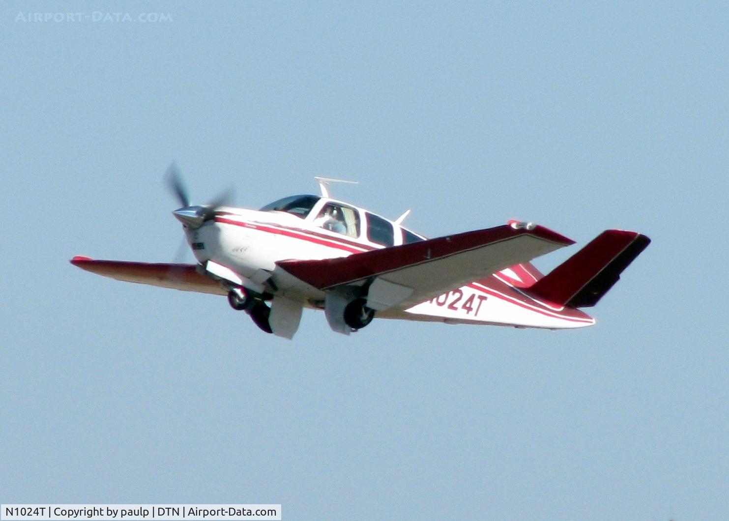 N1024T, 1976 Beech V35B Bonanza C/N D-9941, Off of 32 at Downtown Shreveport.