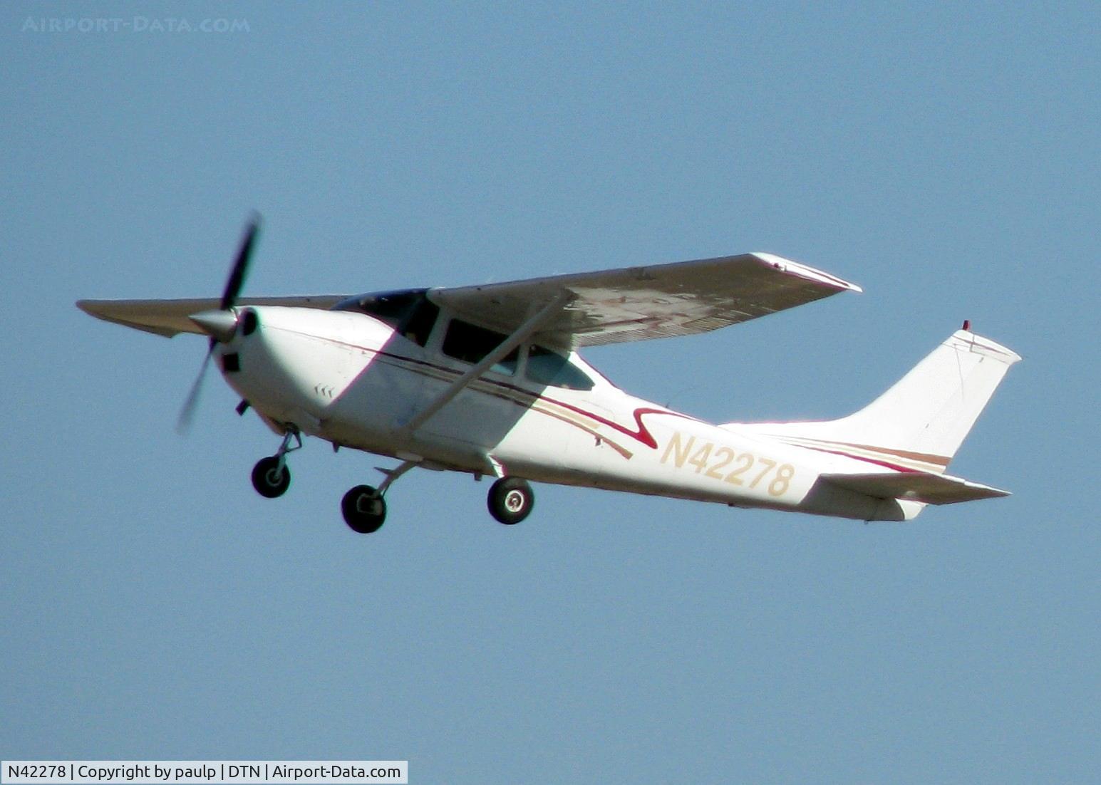 N42278, Cessna 182L Skylane C/N 18258939, Off of 32 at Downtown Shreveport.