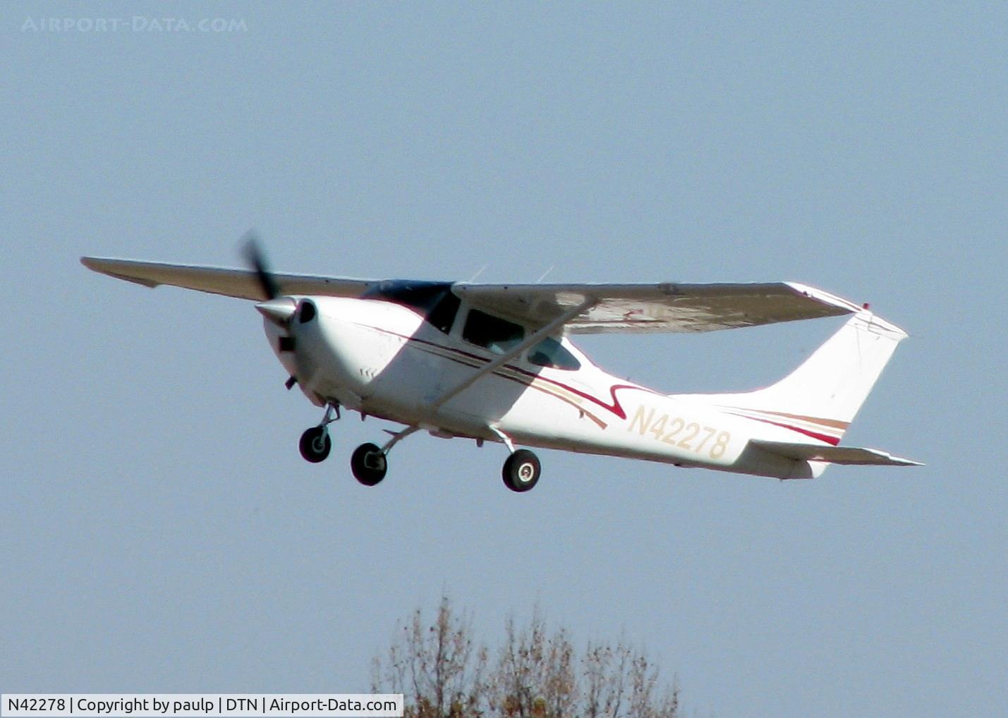 N42278, Cessna 182L Skylane C/N 18258939, Off of 32 at Downtown Shreveport.