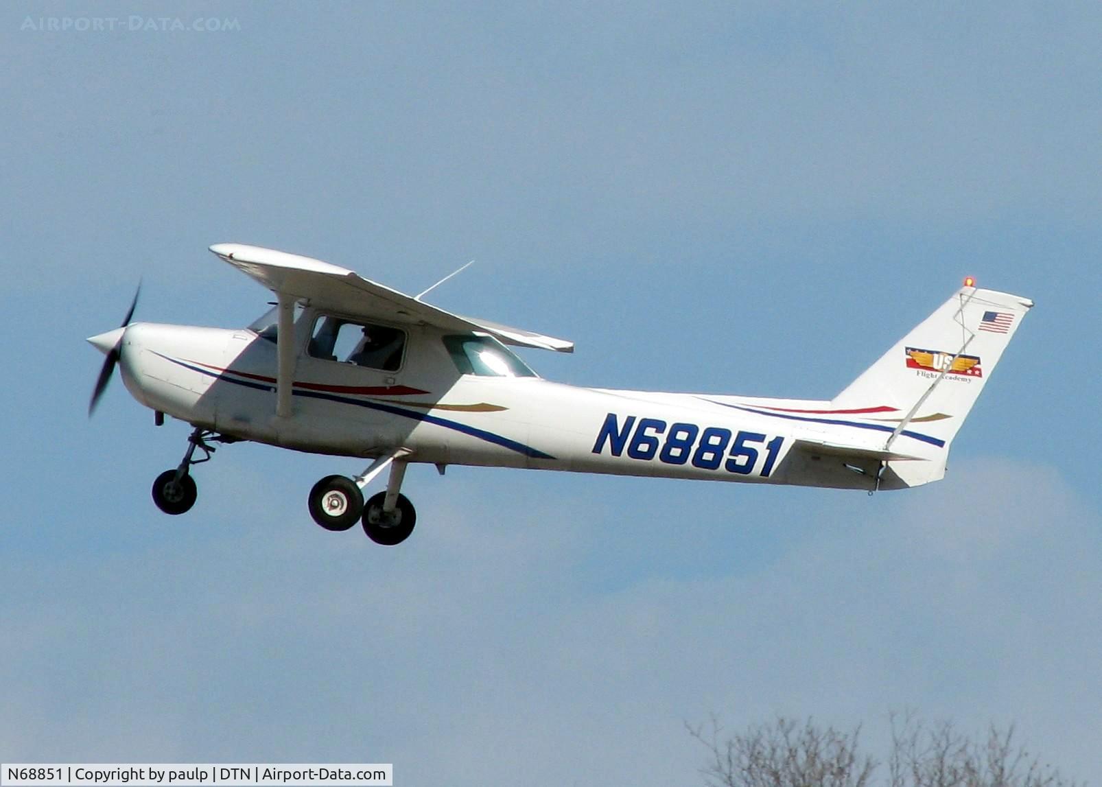 N68851, 1981 Cessna 152 C/N 15285340, Off of 32 at Downtown Shreveport.