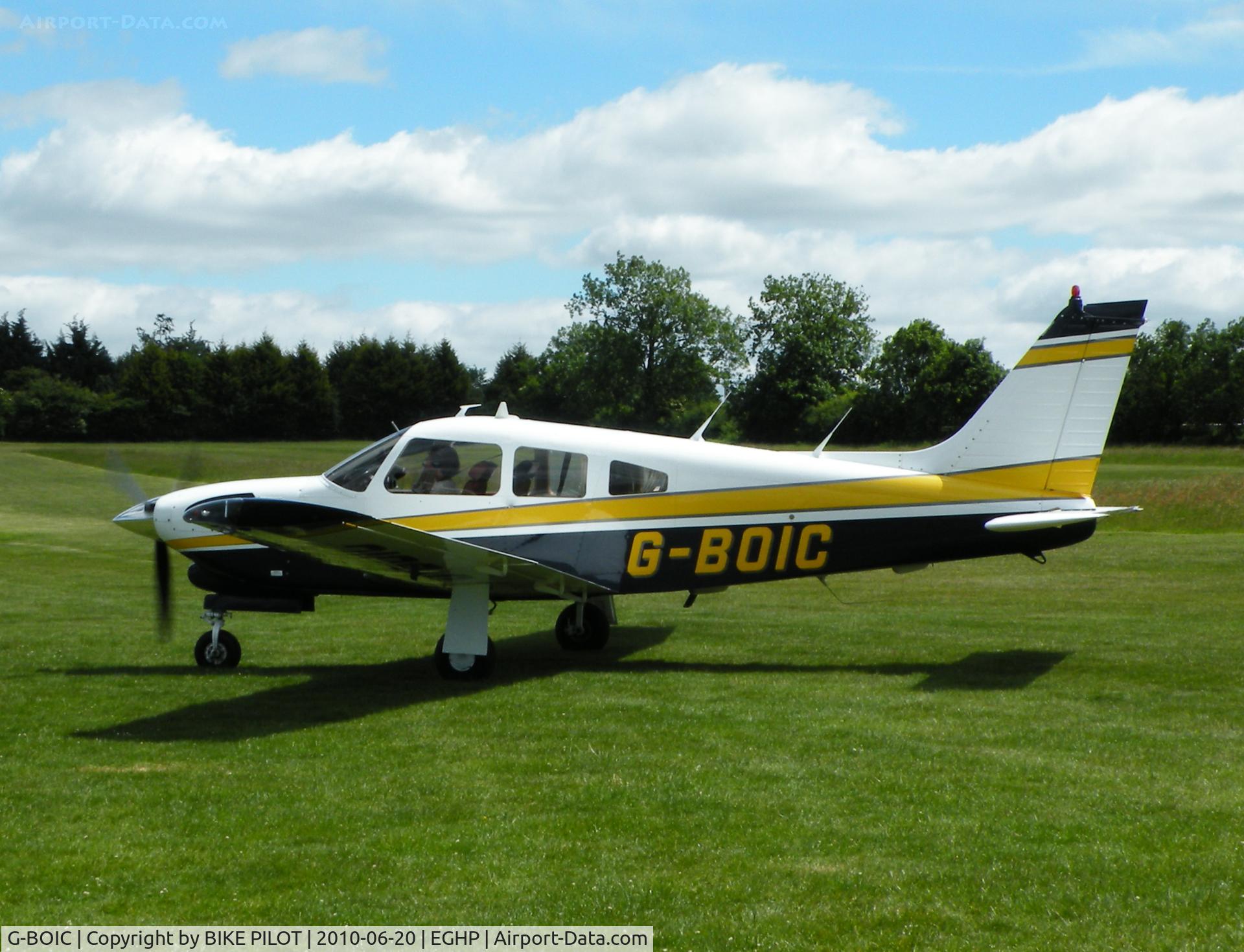 G-BOIC, 1978 Piper PA-28R-201T Cherokee Arrow III C/N 28R-7803123, Smart Turbo Arrow III passing the club house