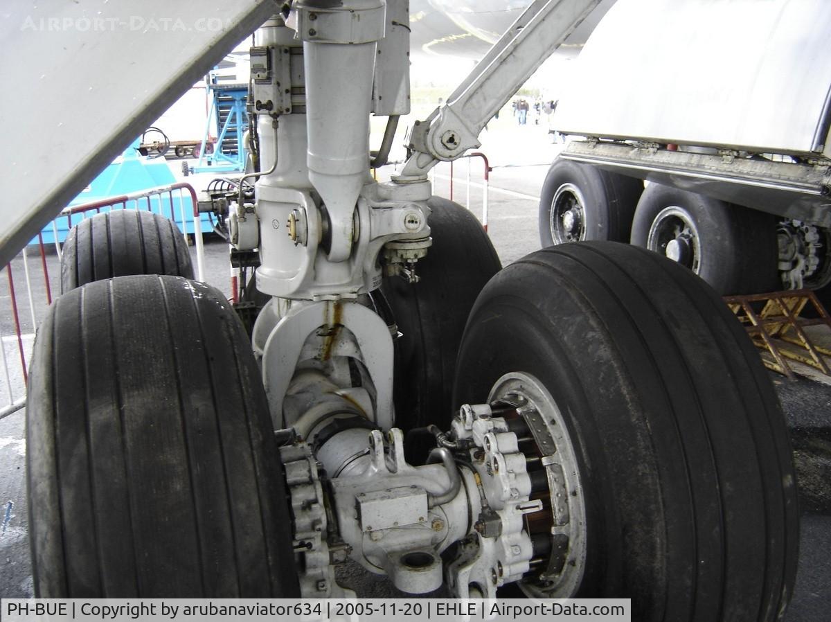 PH-BUE, 1971 Boeing 747-206B C/N 20399, 747-200's main landing gear in upclose shot