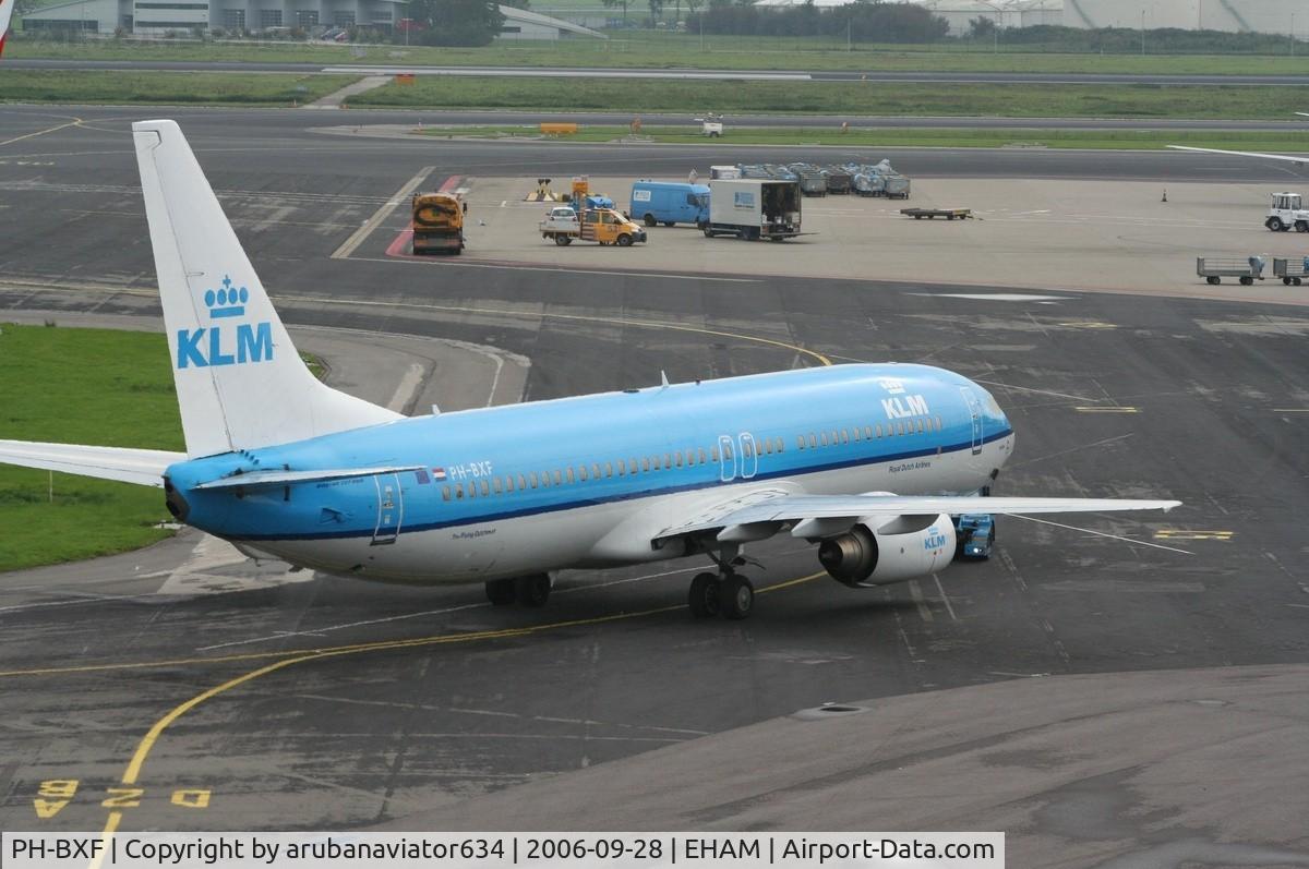 PH-BXF, 2000 Boeing 737-8K2 C/N 29596, Pushing back
