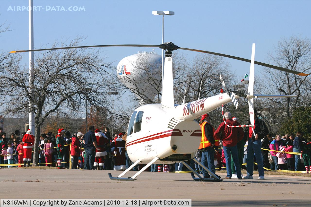 N816WM, 2000 Robinson R44 C/N 0824, Robinson R-44 on Santa Duty at Six Flags - Hurricane Harbor - Arlington, TX