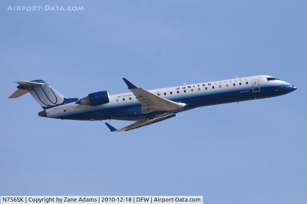 N756SK, 2005 Bombardier CRJ-701ER (CL-600-2C10) Regional Jet C/N 10221, United Express departing DFW Airport, TX