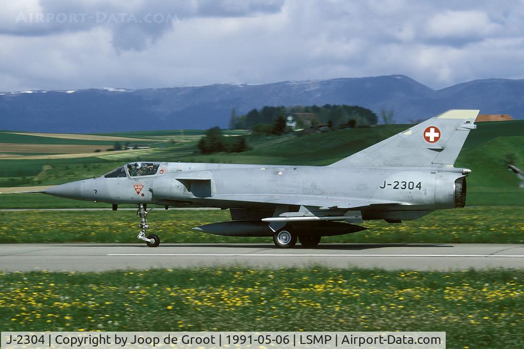 J-2304, Dassault (F+W Emmen) Mirage IIIS C/N 17-26-101/994, The classic fighter on its way to the runways end.
