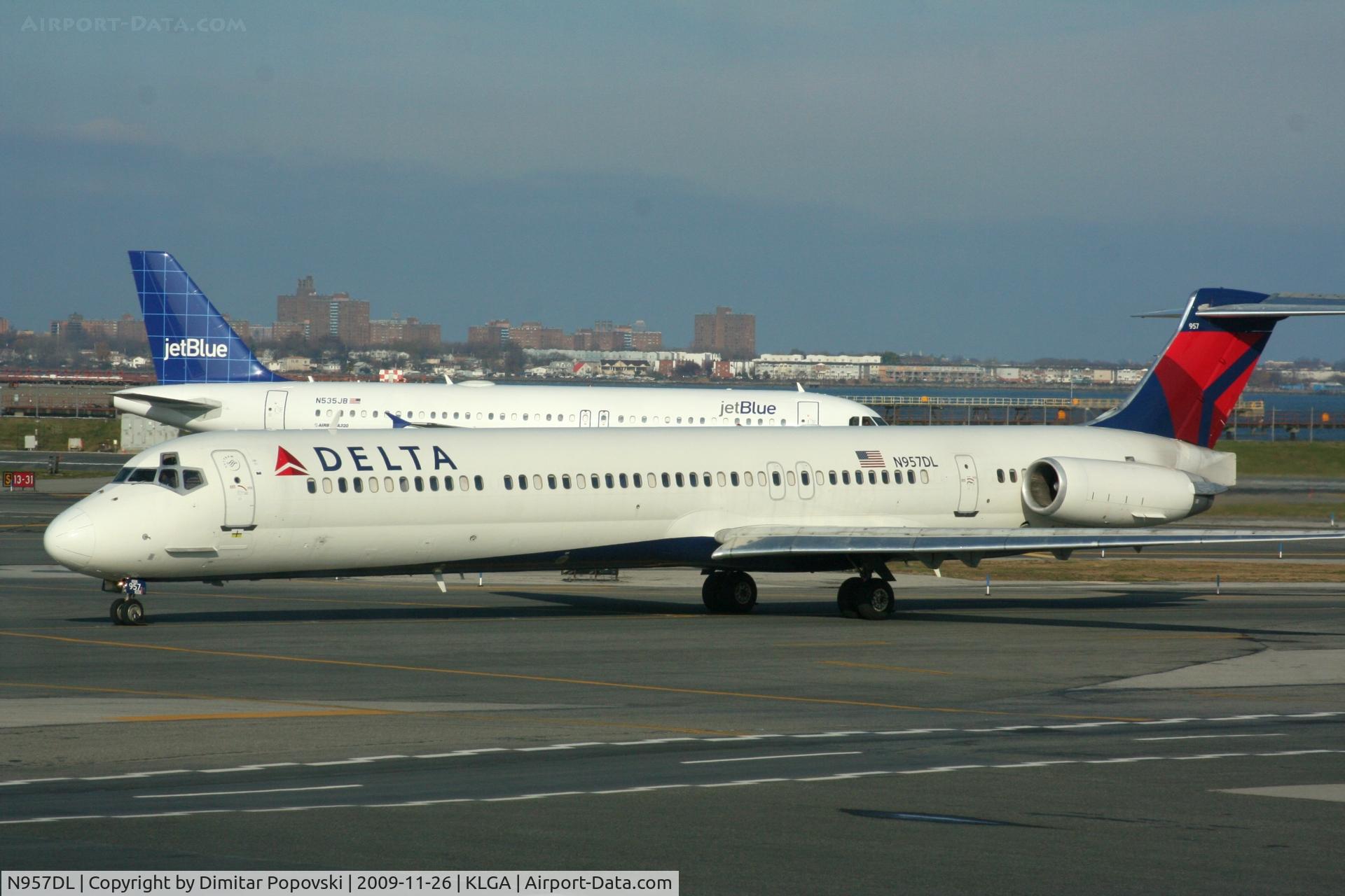 N957DL, 1990 McDonnell Douglas MD-88 C/N 49976, MD-88