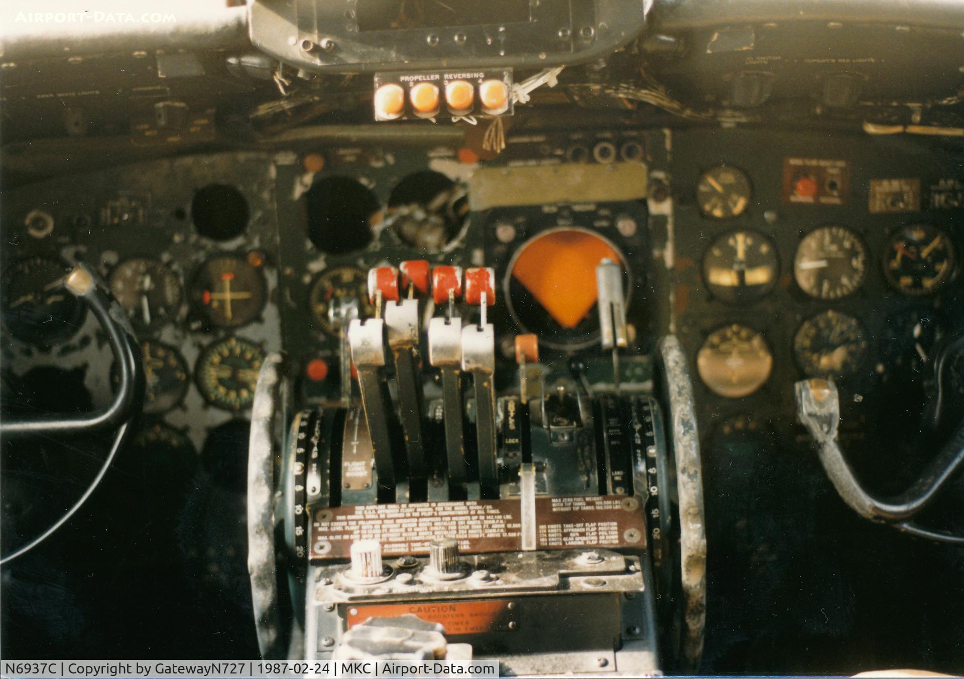 N6937C, 1957 Lockheed L-1049H-82 Super Constellation C/N 4830, Center pedestal.