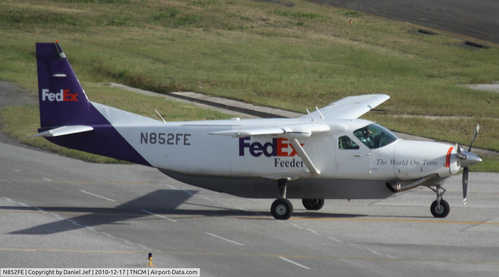 N852FE, 1989 Cessna 208B C/N 208B0168, Moutain air FEDEX N852FE taxing to the cargo ramp for parking at TNCM