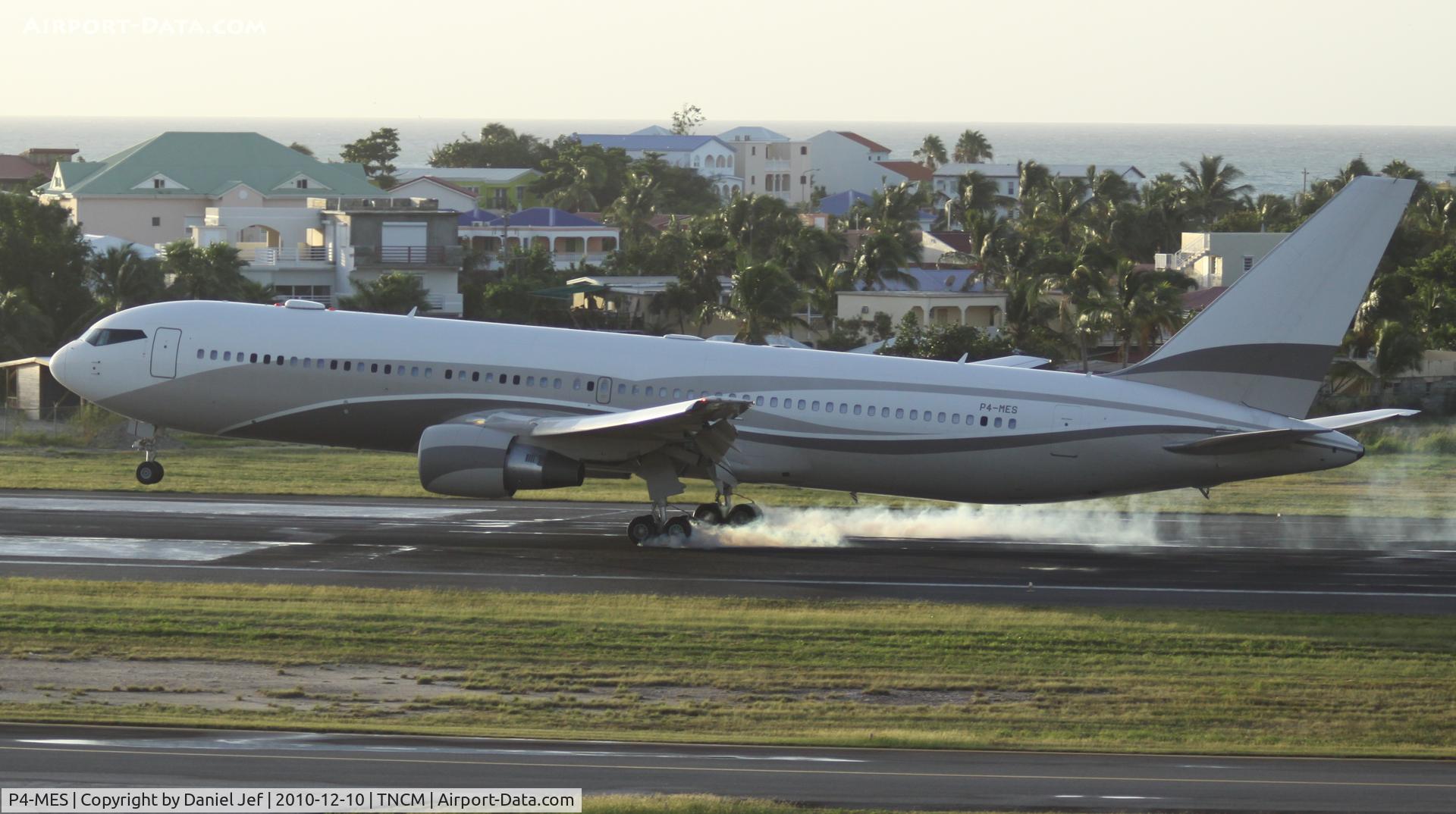 P4-MES, 2003 Boeing 767-33A C/N 33425, Some tire action of P4-MES at landing TNCM