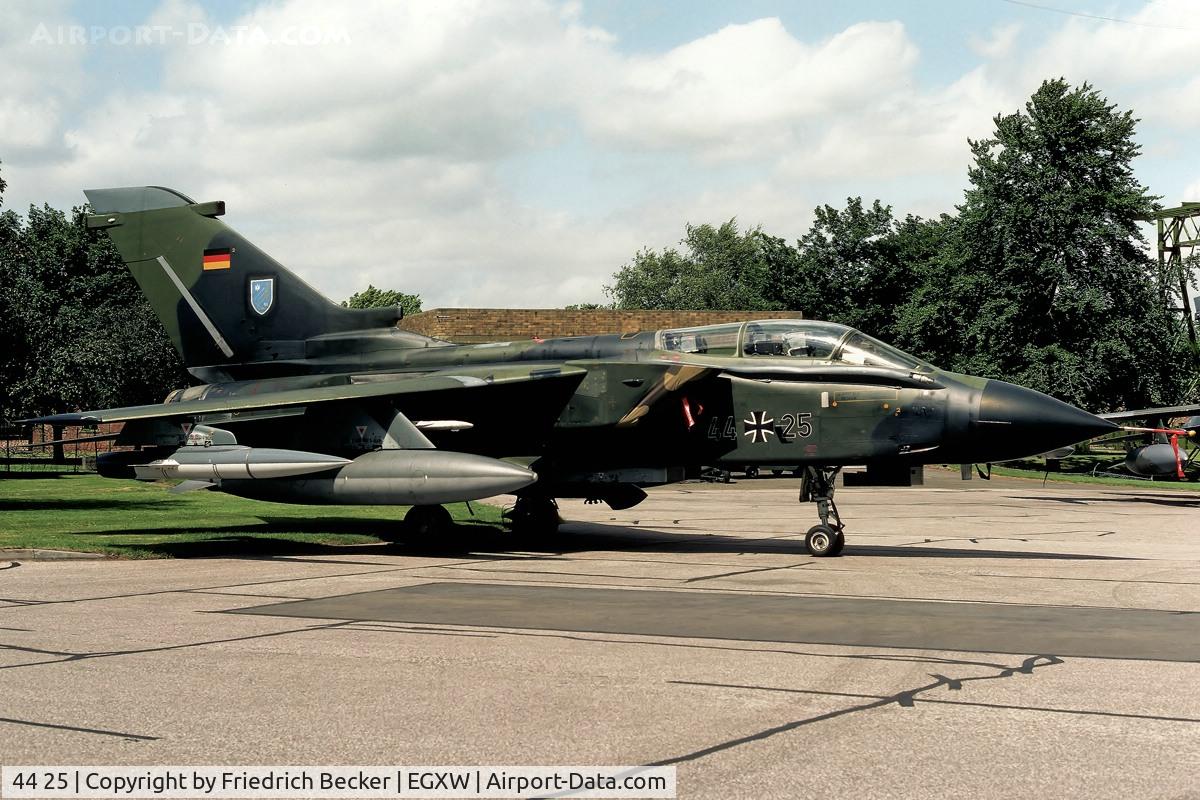 44 25, Panavia Tornado IDS(T) C/N 317/GT039/4125, JaboG38 PA200 IDS at RAF Waddington in August 1986