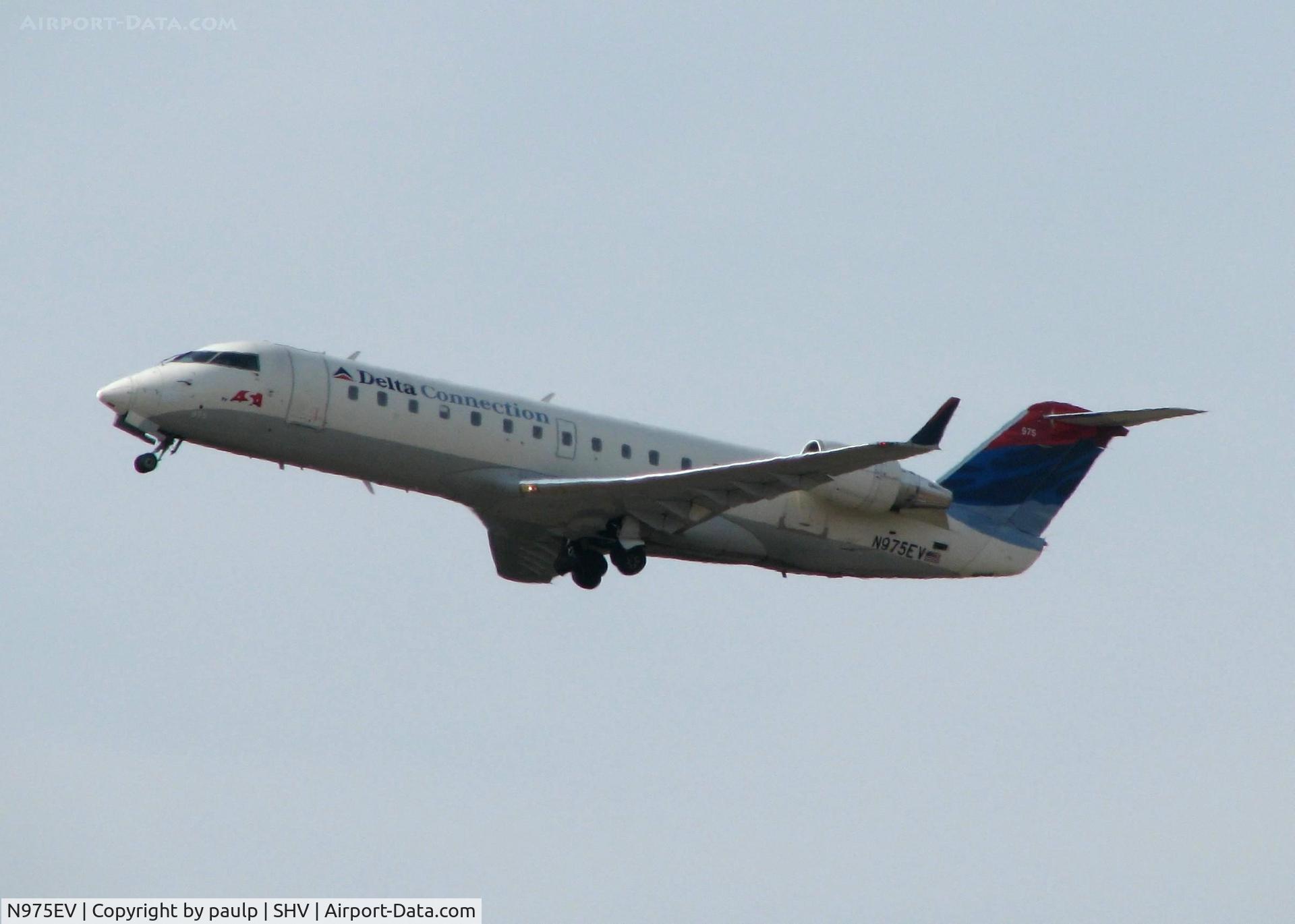 N975EV, 2001 Bombardier CRJ-200ER (CL-600-2B19) C/N 7599, Off of Rwy 14 at Shreveport Regional.