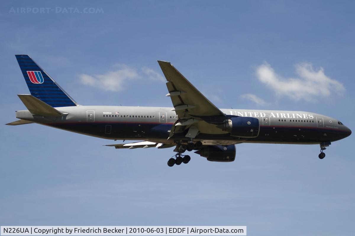 N226UA, 2002 Boeing 777-222 C/N 30226, on final RW07R