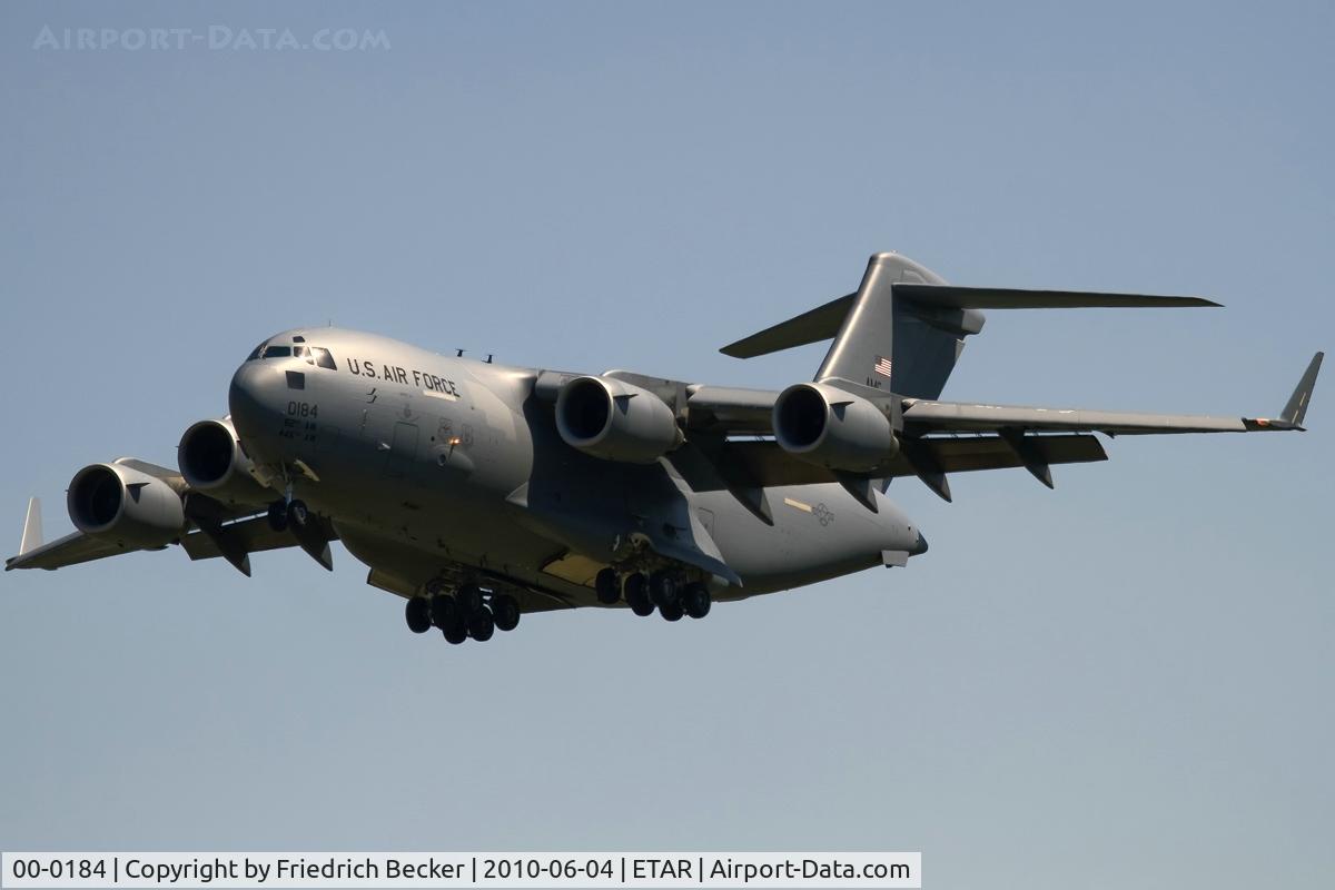 00-0184, 2000 Boeing C-17A Globemaster III C/N P-84, on final RW26