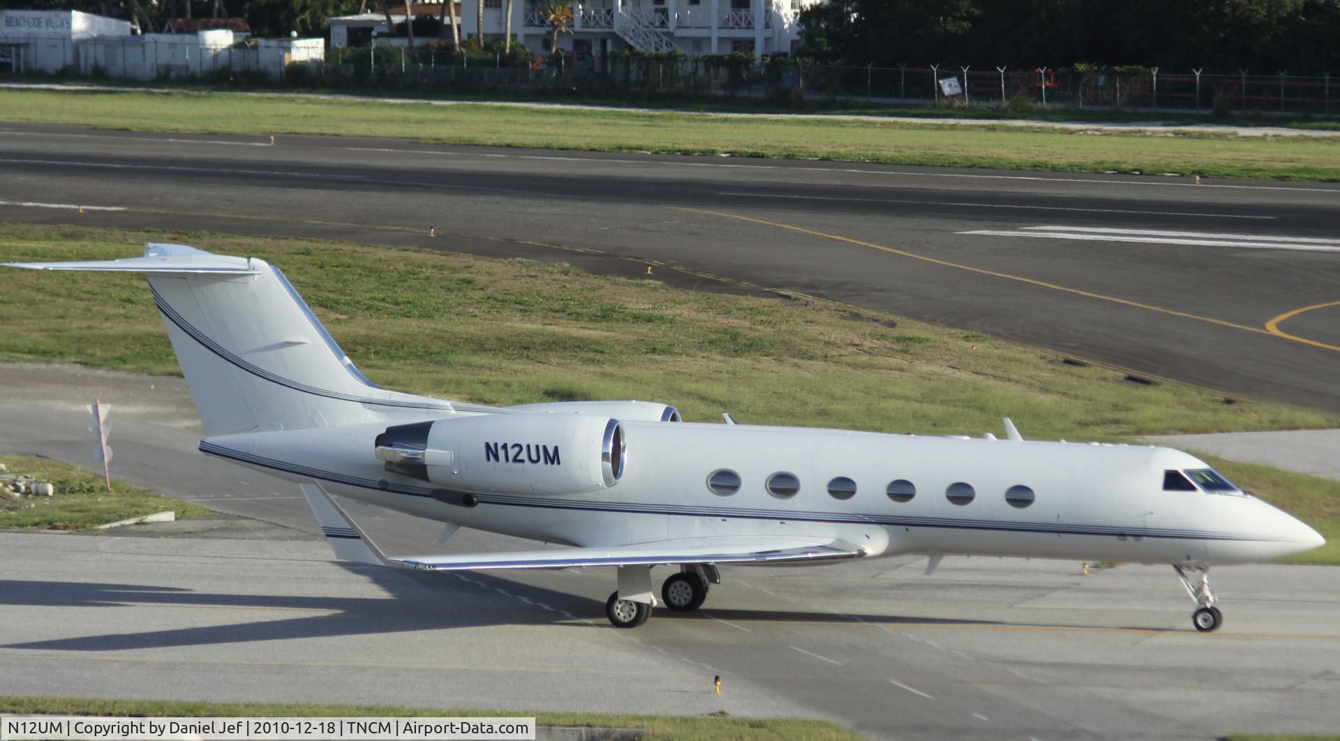 N12UM, 1989 Gulfstream Aerospace Gulfstream IV C/N 1112, N12UM taxing for take off at TNCM