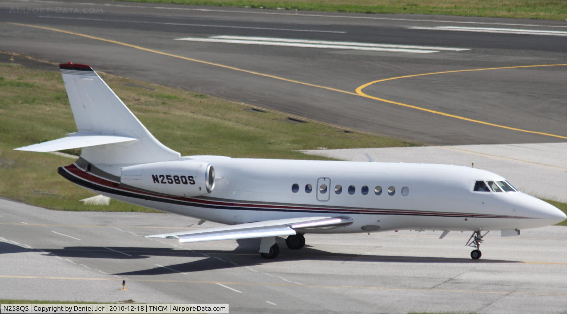 N258QS, 2001 Dassault Falcon 2000 C/N 158, N258QS taxing at TNCM