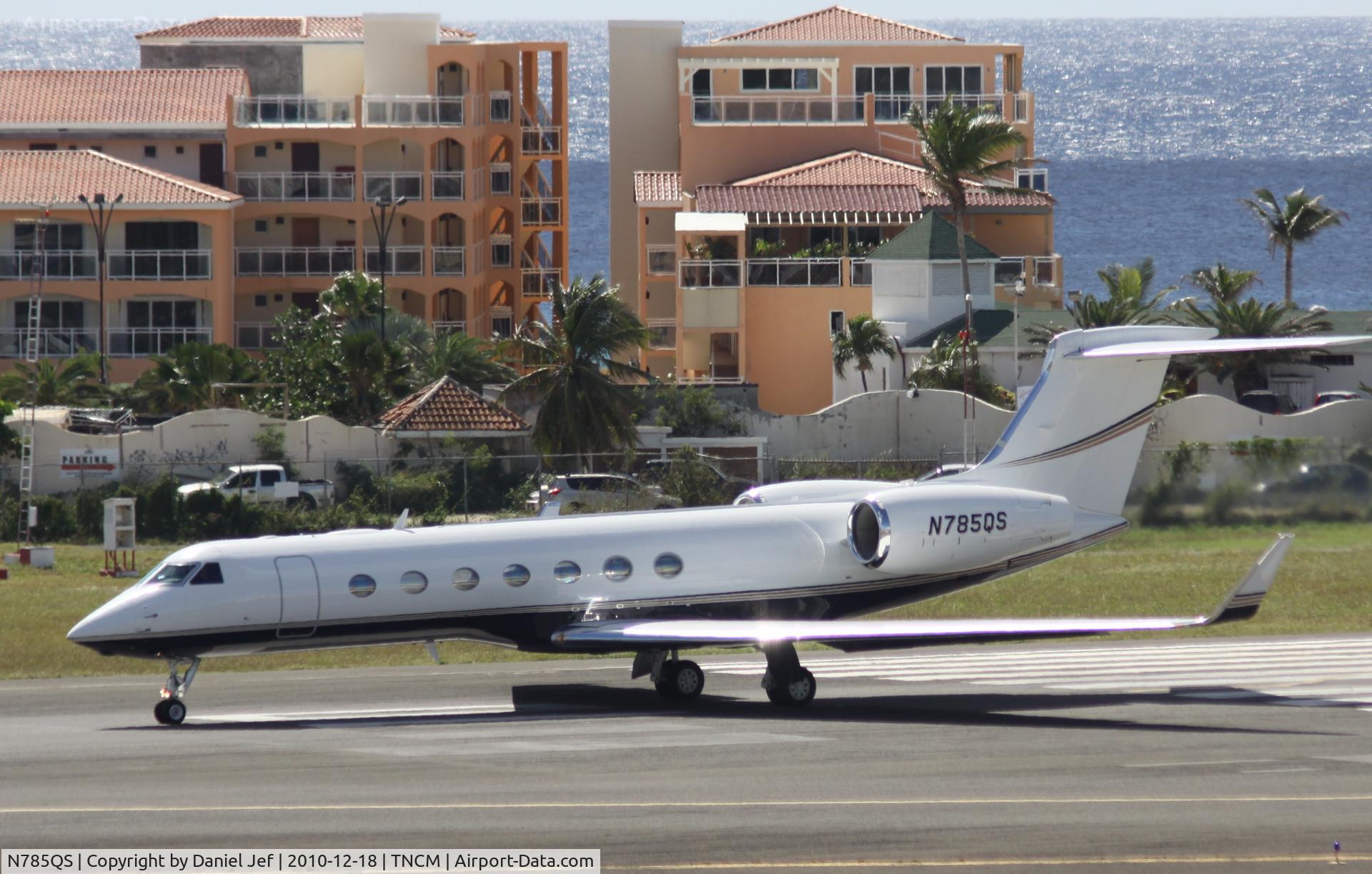 N785QS, 2007 Gulfstream Aerospace GV-SP (G550) C/N 5157, N785QS at the lines at TNCM for take off