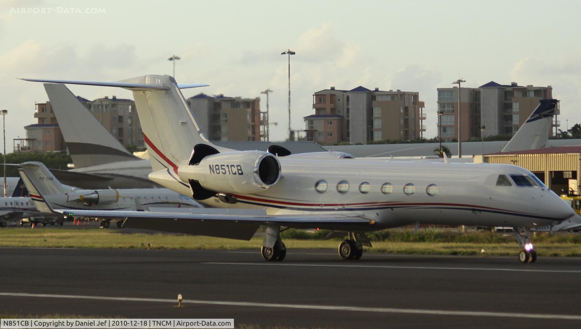 N851CB, 2008 Gulfstream Aerospace GIV-X (G450) C/N 4132, N851CB back tracking the active for parking at TNCM