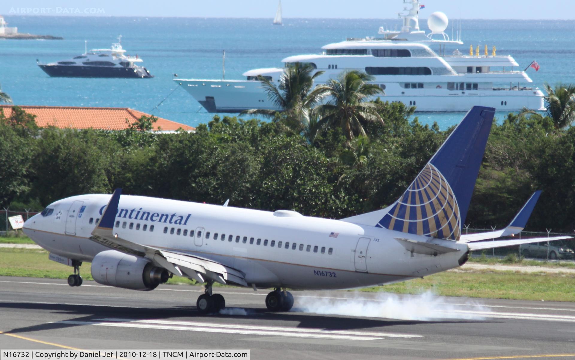 N16732, 1999 Boeing 737-724 C/N 28948, COntinental landing at TNCM