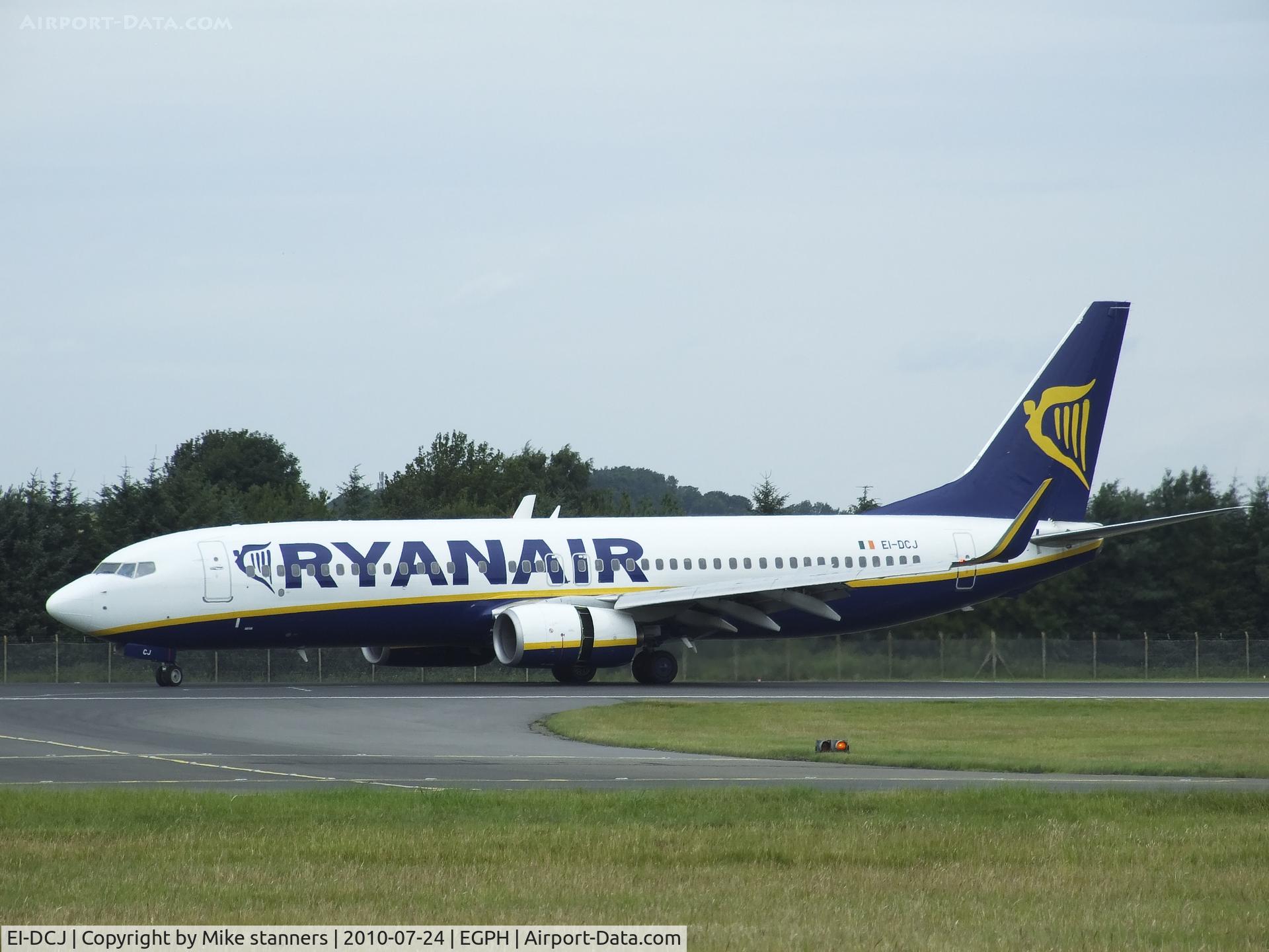 EI-DCJ, 2004 Boeing 737-8AS C/N 33564, Ryanair B737-800 arrives on runway 24 at EDI