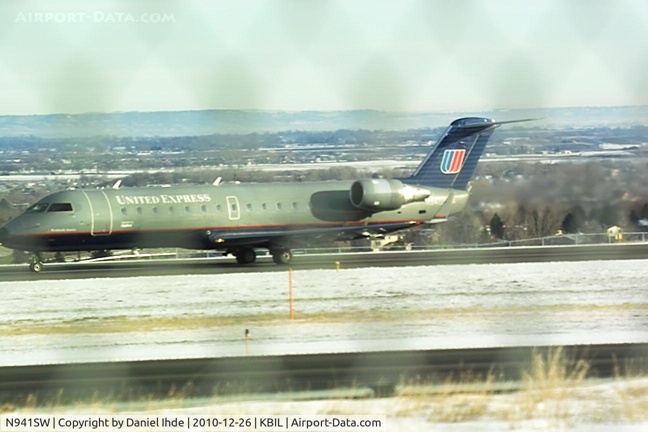 N941SW, 2003 Bombardier CRJ-200LR (CL-600-2B19) C/N 7750, Skywest Bombardier CL-600 touching down on runway 28R