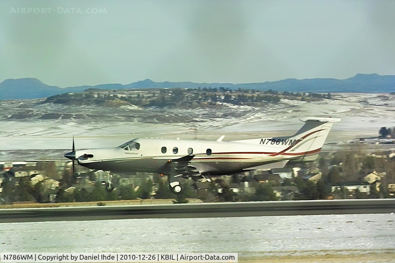 N786WM, 2007 Pilatus PC-12/47 C/N 786, Pilatus PC-12 touching down on runway 28R