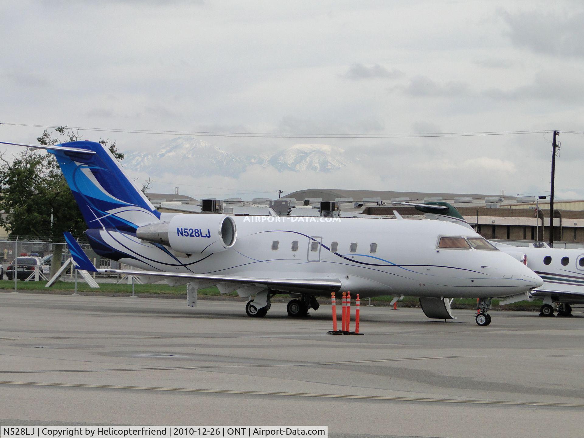 N528LJ, 1986 Canadair Challenger 601 (CL-600-2A12) C/N 3050, Parked and door open waiting for crew