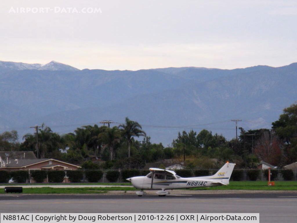 N881AC, 2001 Cessna 172S C/N 172S8818, 2001 Cessna 172S SKYHAWK SP, Lycoming IO-360-L2A 180 Hp, CS prop- holding short Rwy 25