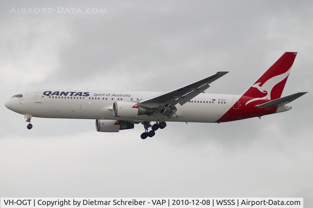 VH-OGT, 1998 Boeing 767-338 C/N 29117, Qantas Boeing 767-300