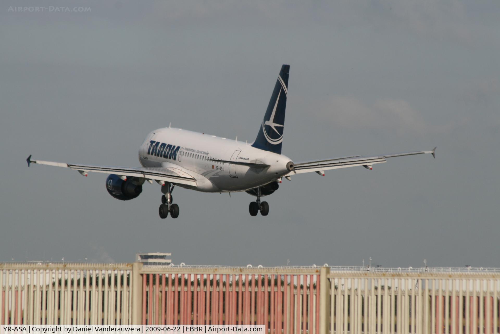 YR-ASA, 2006 Airbus A318-111 C/N 2931, Flight RO371 is descending to RWY 25L