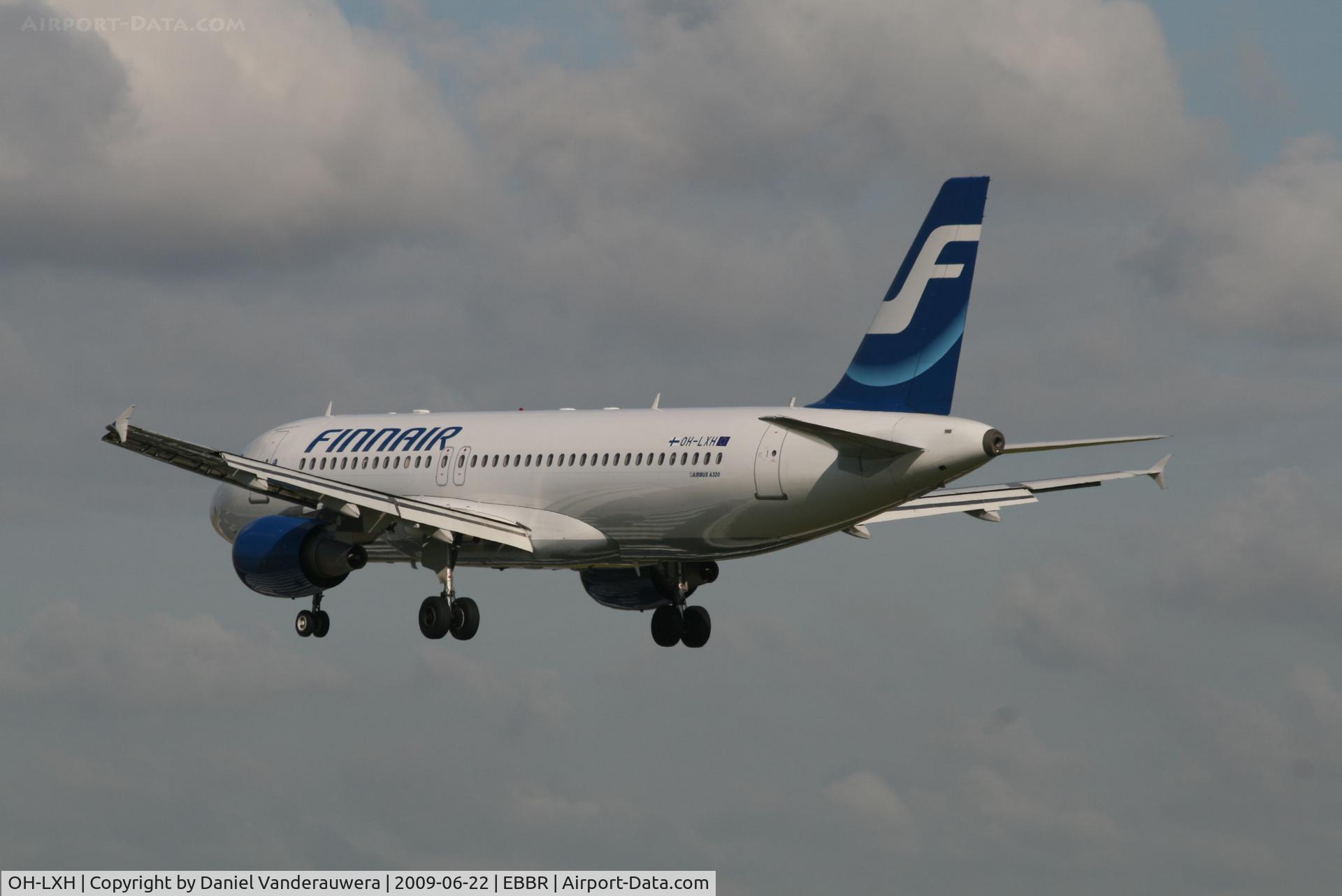 OH-LXH, 2002 Airbus A320-214 C/N 1913, Flight AY811 is descending to RWY 25L