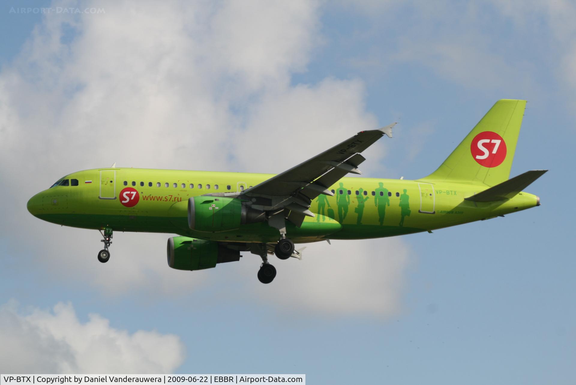 VP-BTX, 1999 Airbus A319-114 C/N 1091, Arrival to RWY 25L