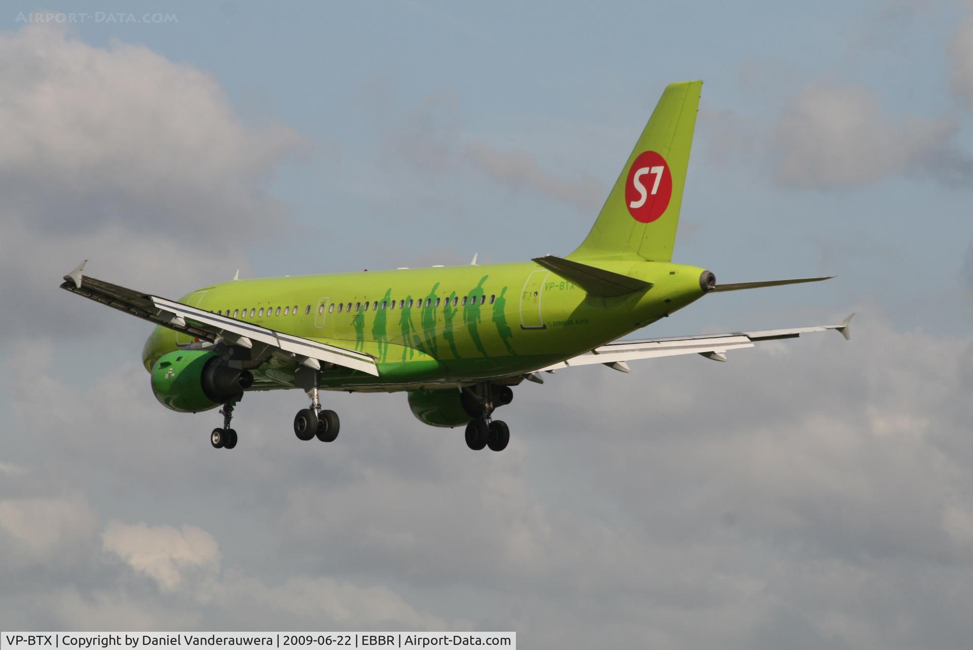 VP-BTX, 1999 Airbus A319-114 C/N 1091, Descending to RWY 25L