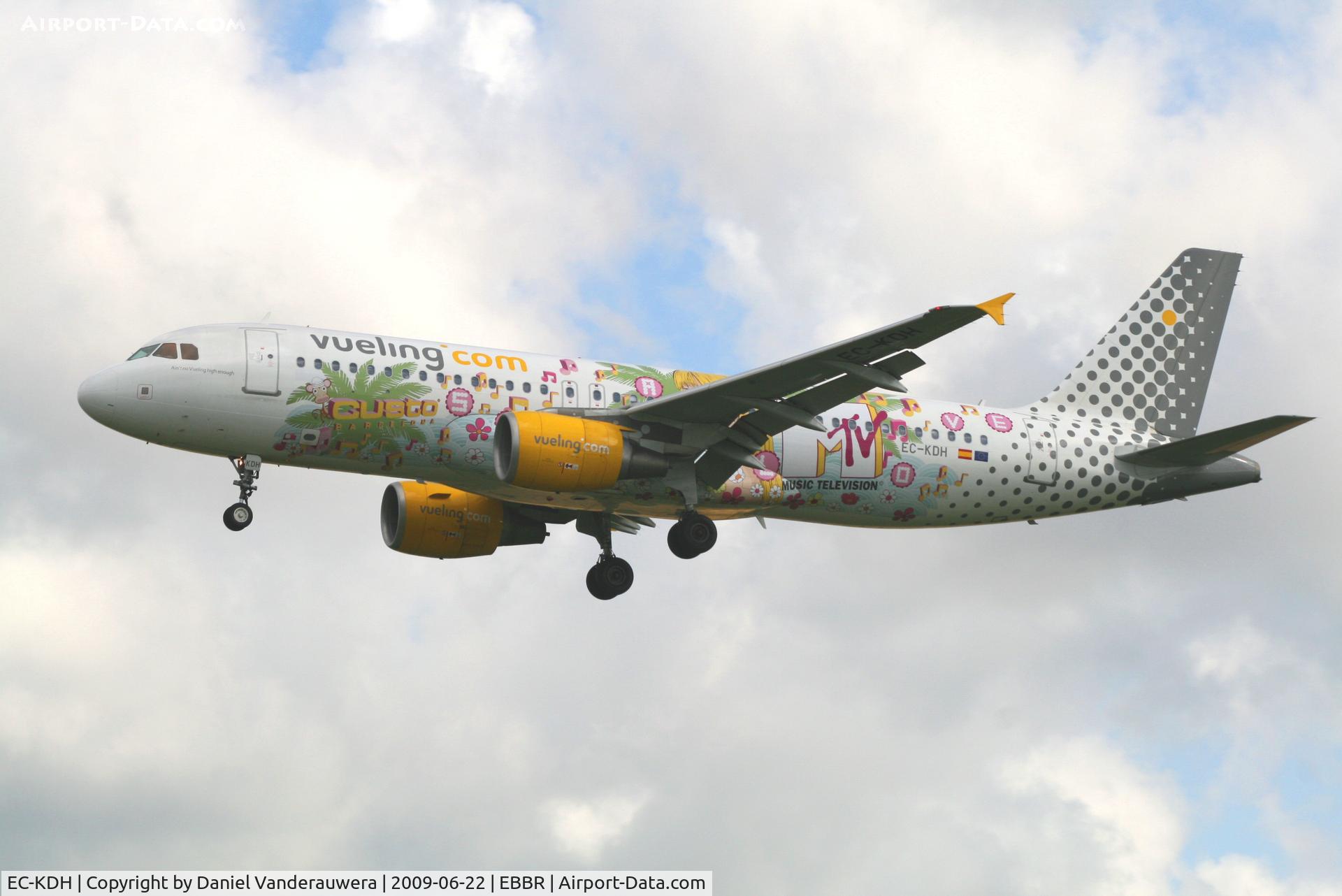 EC-KDH, 2007 Airbus A320-214 C/N 3083, Arrival of flight VY5210 to RWY 25L