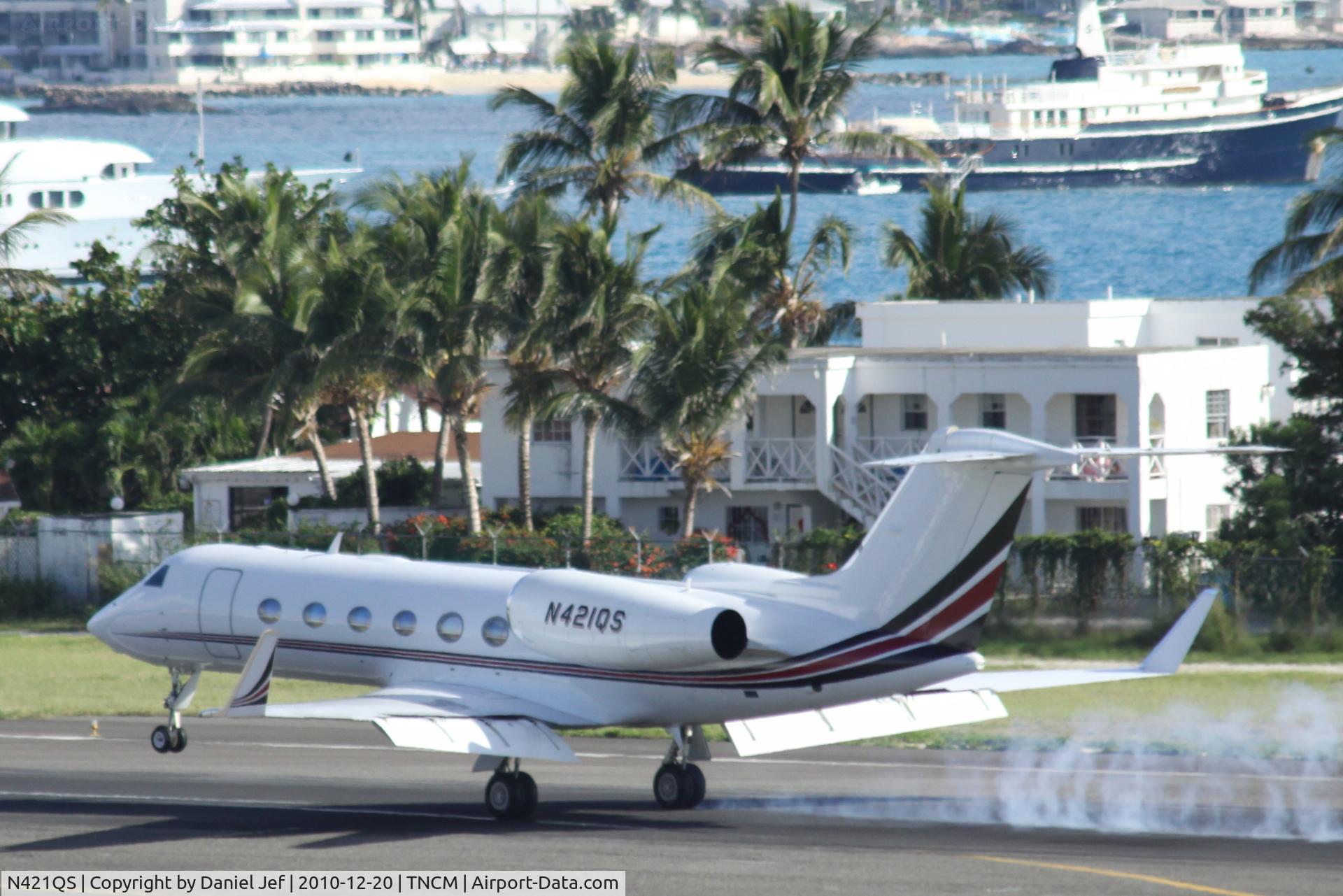 N421QS, 2008 Gulfstream Aerospace GIV-X (G450) C/N 4114, N421QS landing at TNCM
