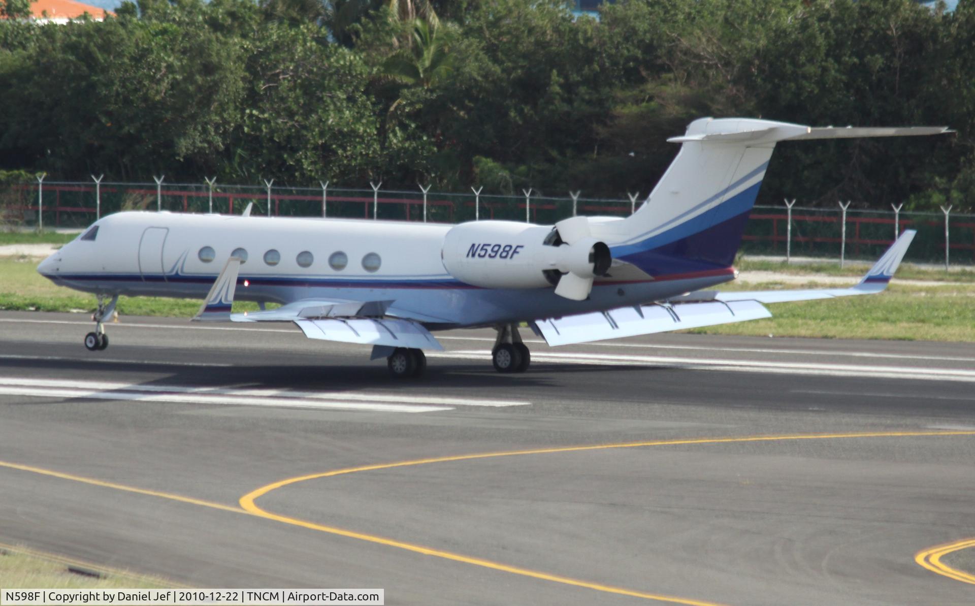 N598F, 2000 Gulfstream Aerospace G-V C/N 598, N598F landing at TNCM