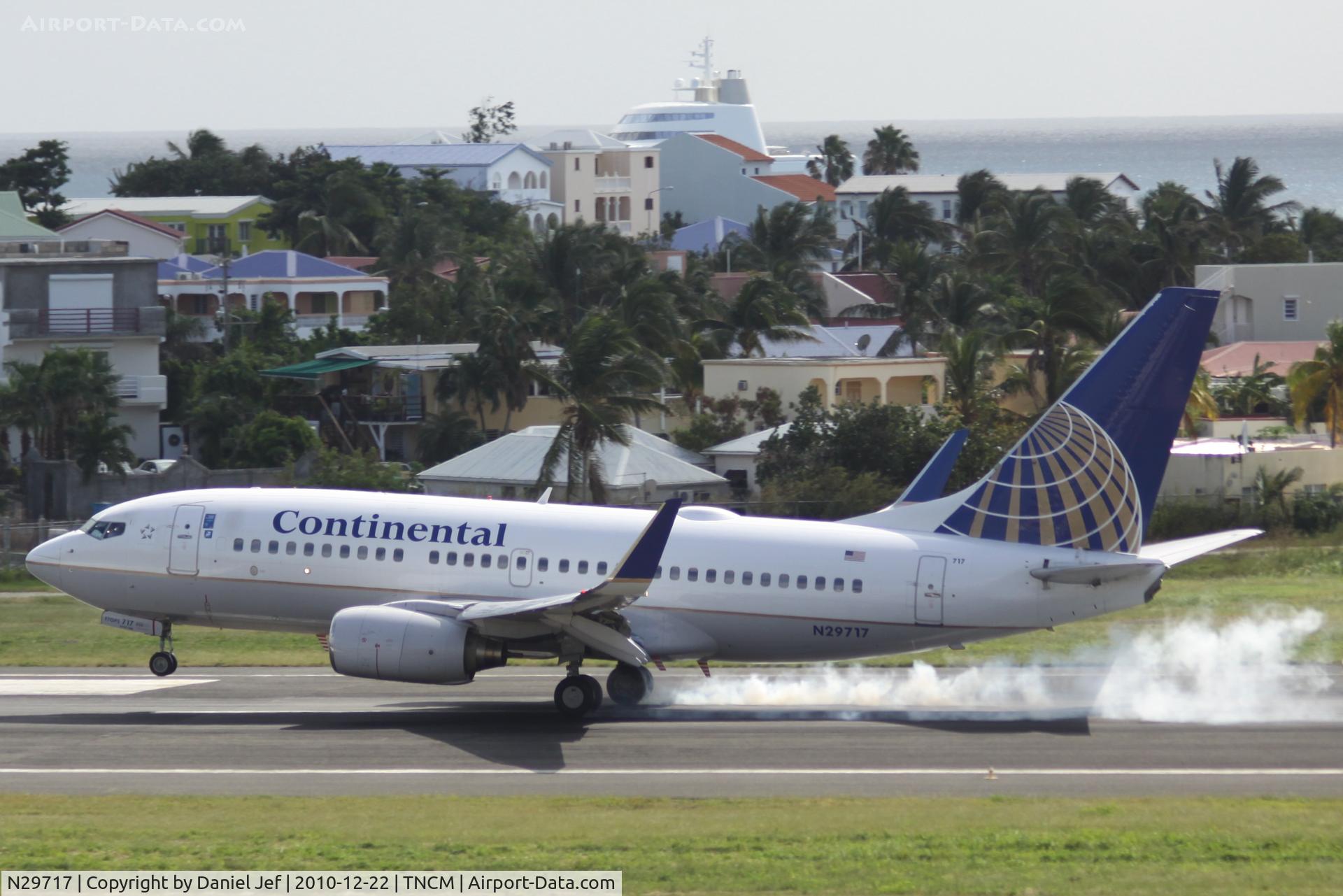 N29717, 1999 Boeing 737-724 C/N 28936, Continental landing at TNCM