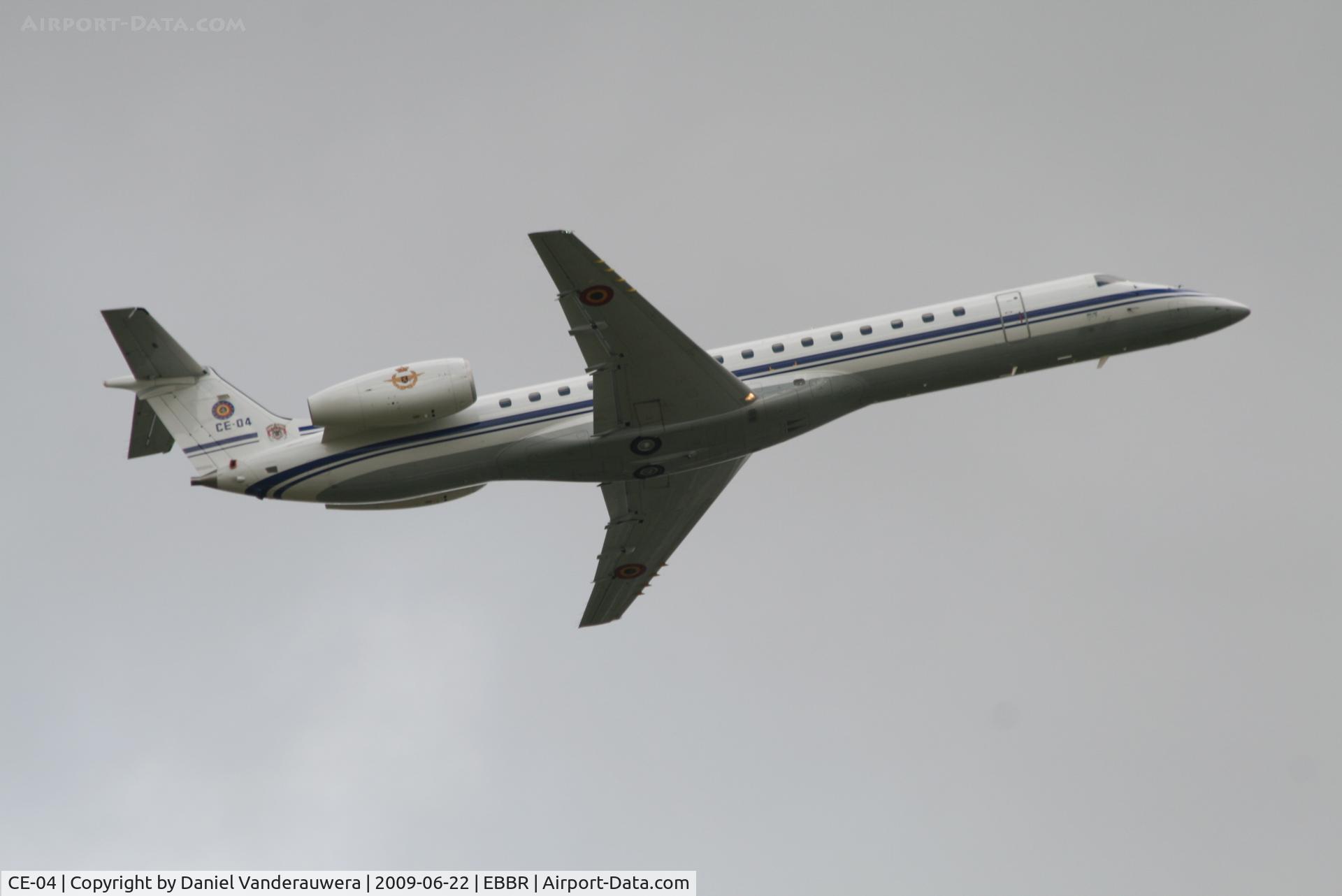CE-04, 2001 Embraer ERJ-145LR (EMB-145LR) C/N 145548, Taking off from RWY 07R