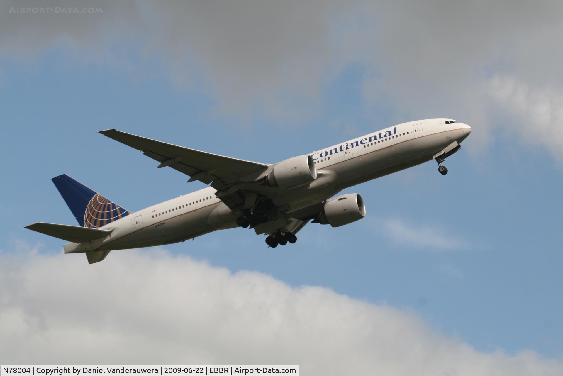 N78004, 1998 Boeing 777-224 C/N 27580, Flight CO061 is taking off from RWY 07R